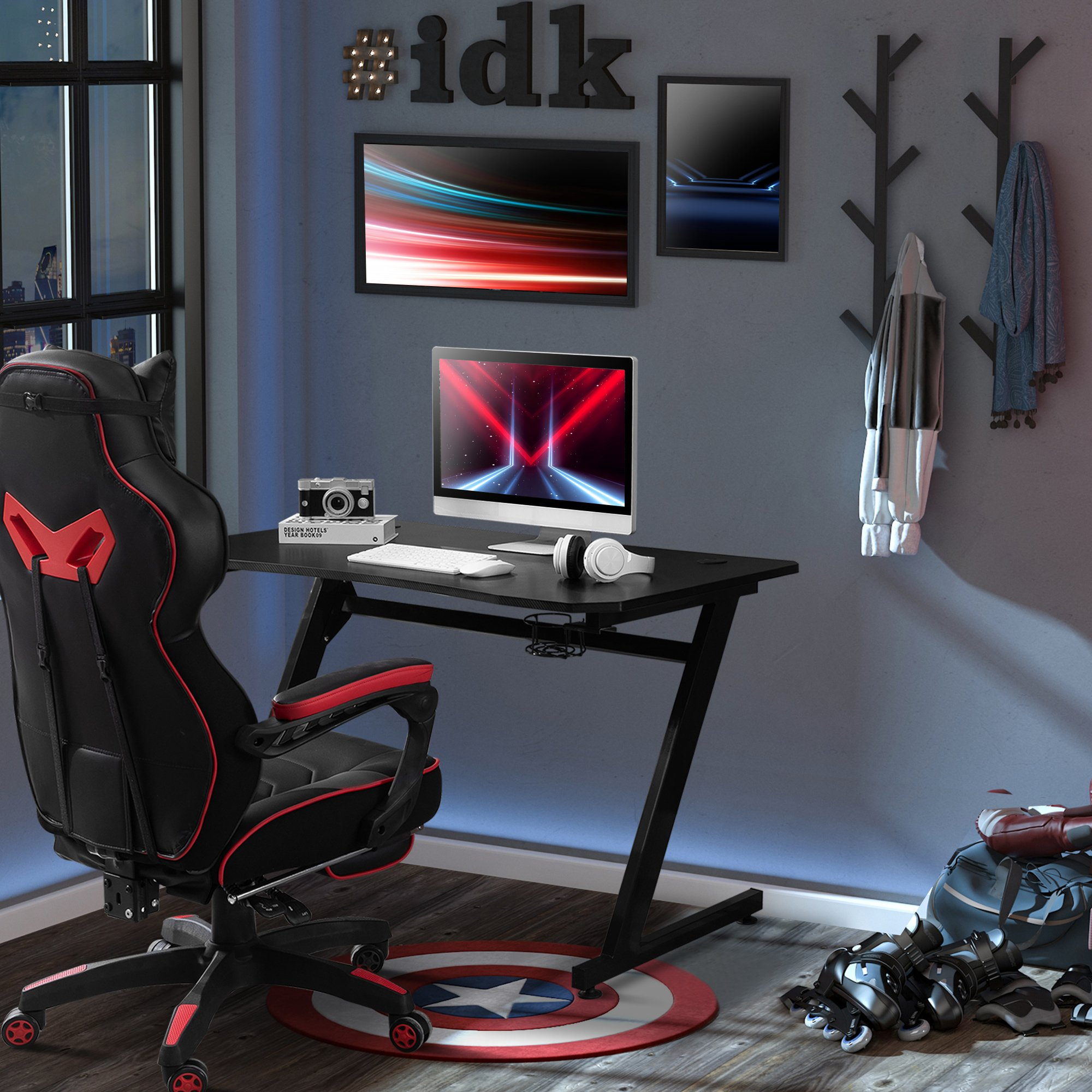 Configuración de juego: escritorio, silla, monitores y accesorios. Habitación oscura.
