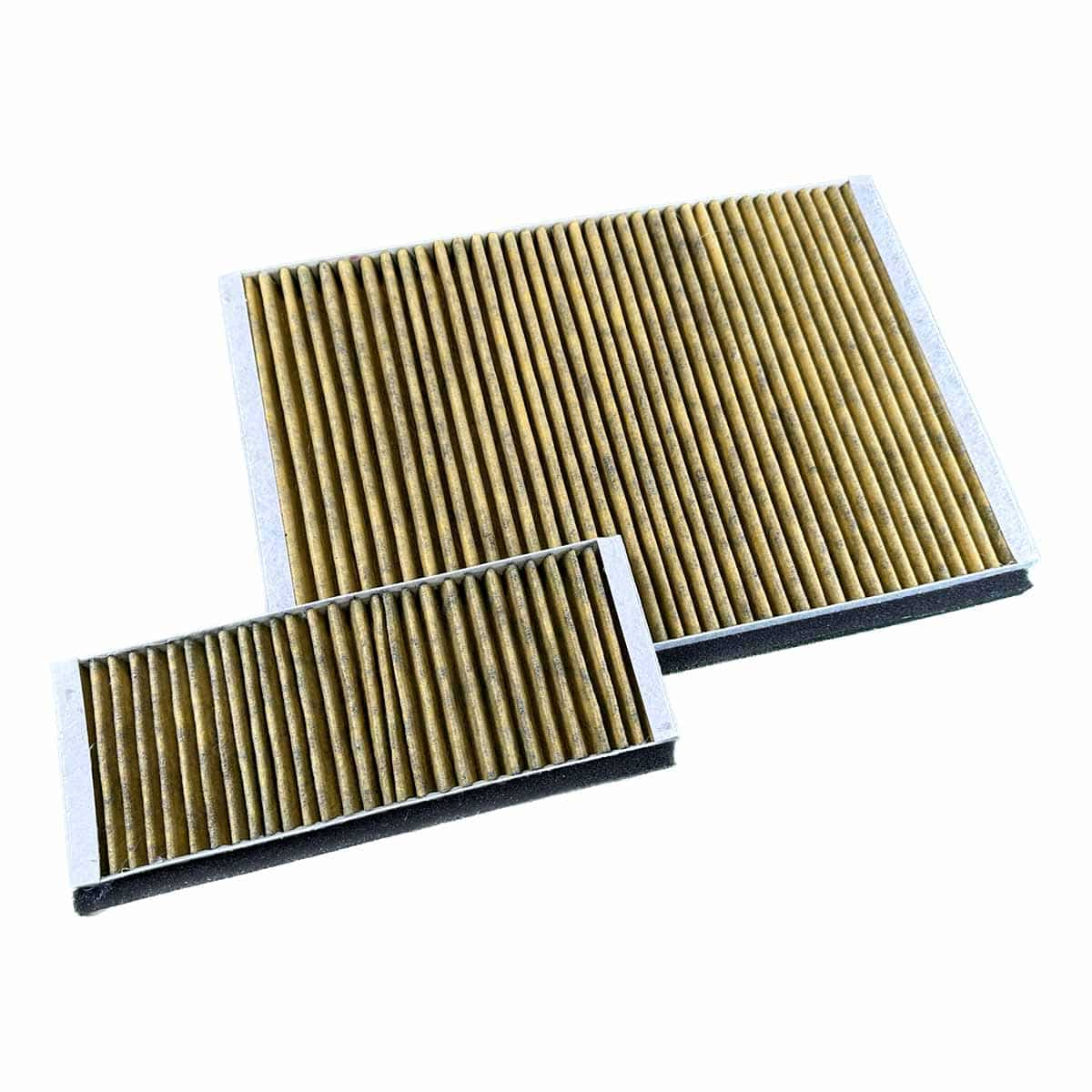 Zwei rechteckige Luftfilter mit gelb-braunem, plissiertem Material im Inneren.