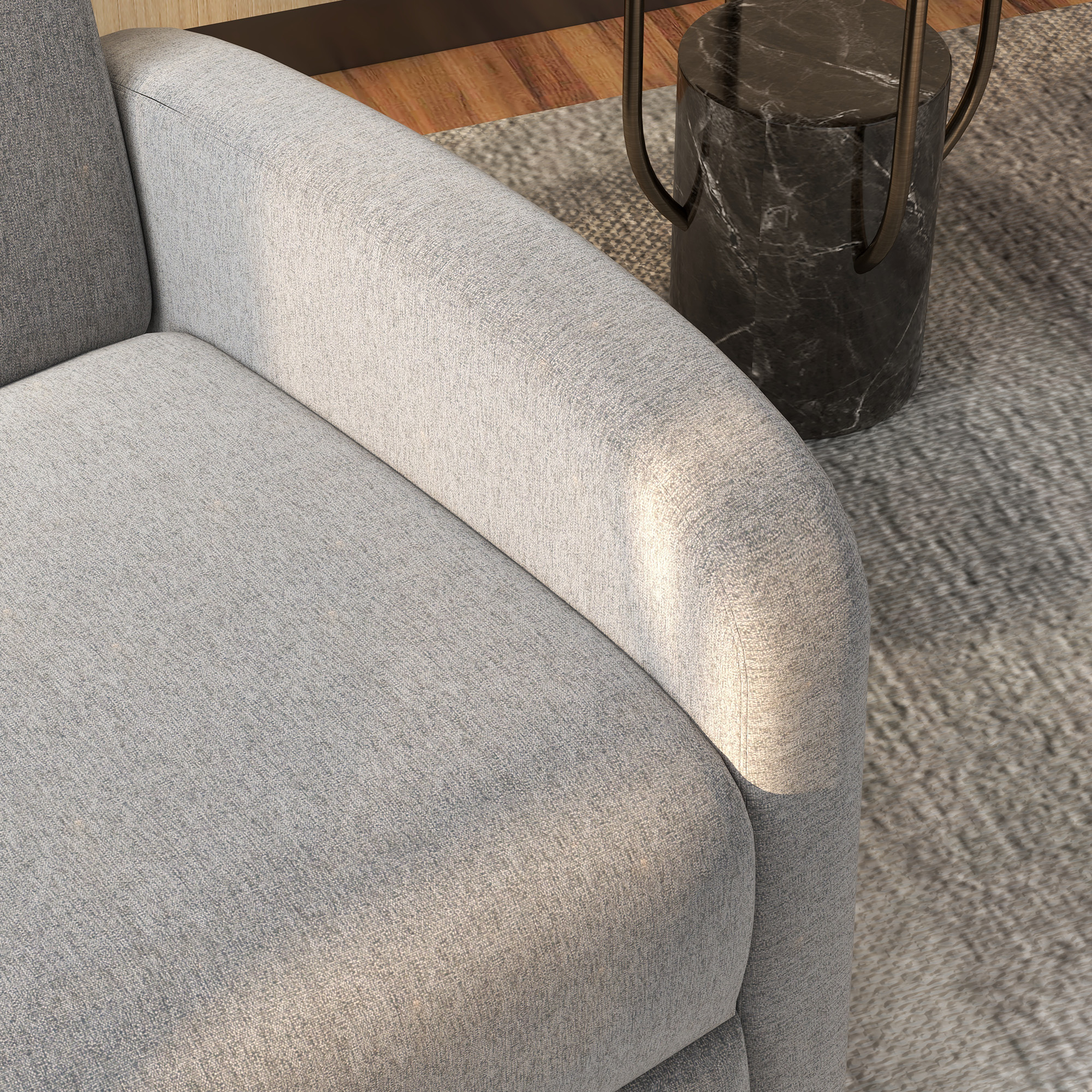 Nahaufnahme eines hellgrauen Sofas mit einem schwarzen Marmor-Beistelltisch und einem grauen Teppich.