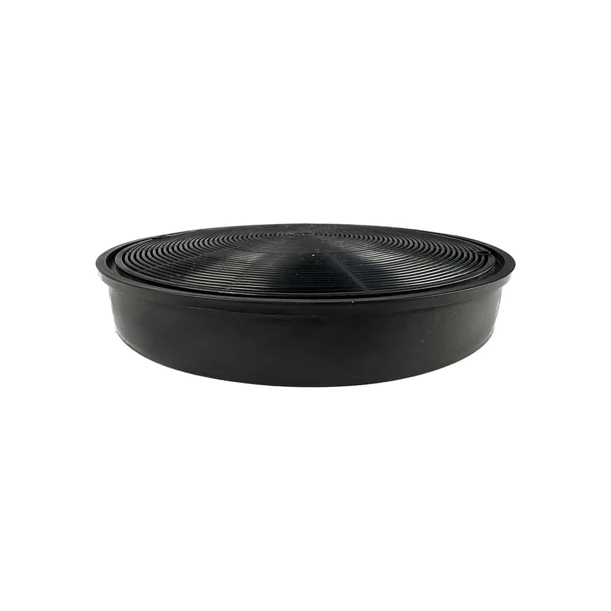Ein schwarzer, kreisförmiger, geriffelter Behälter. Es ist ein Filter oder Teil eines Filtersystems.