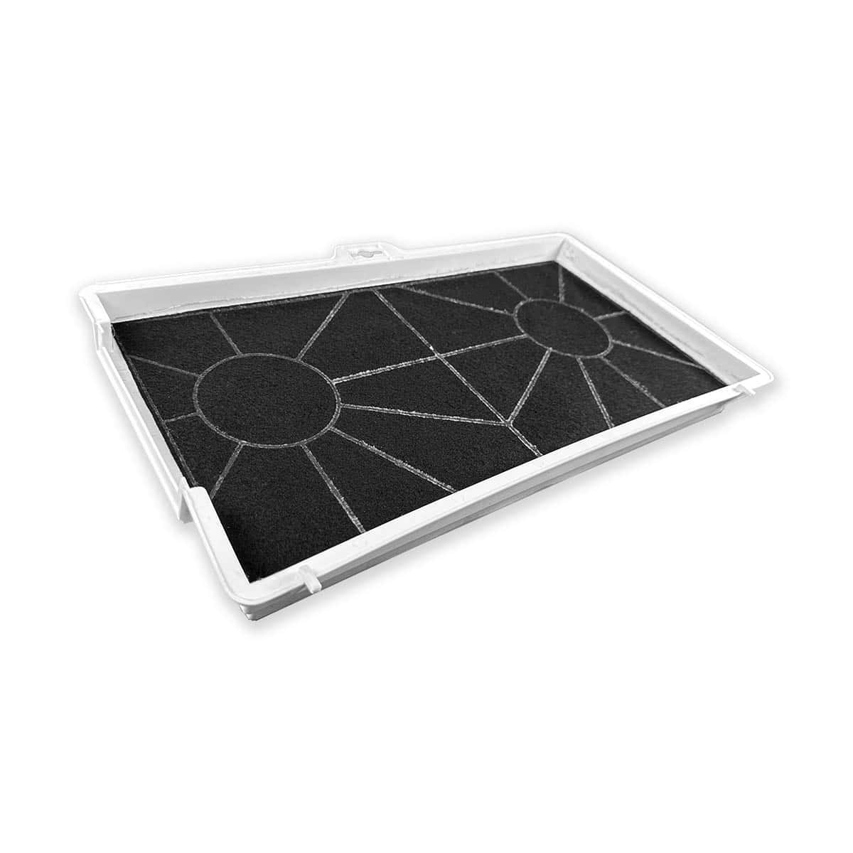Ein schwarzer Luftfilter in einem weißen Rahmen, mit gemustertem schwarzem Filter, weißer Hintergrund.