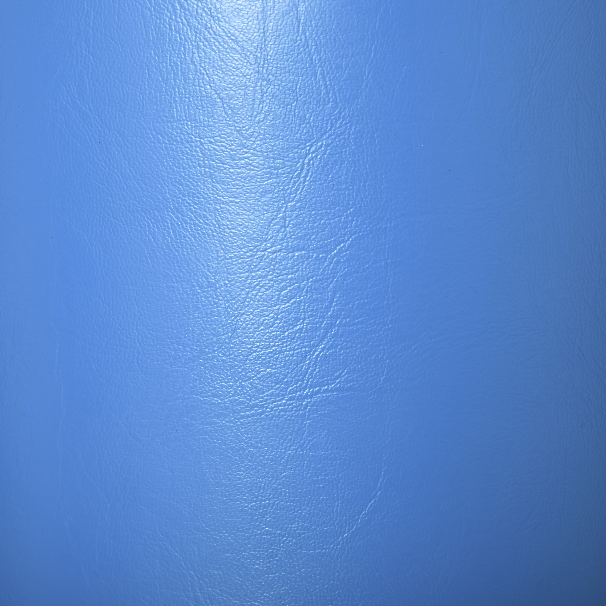 Sfondo blu liscio e solido. La trama sembra pelle o un materiale simile.