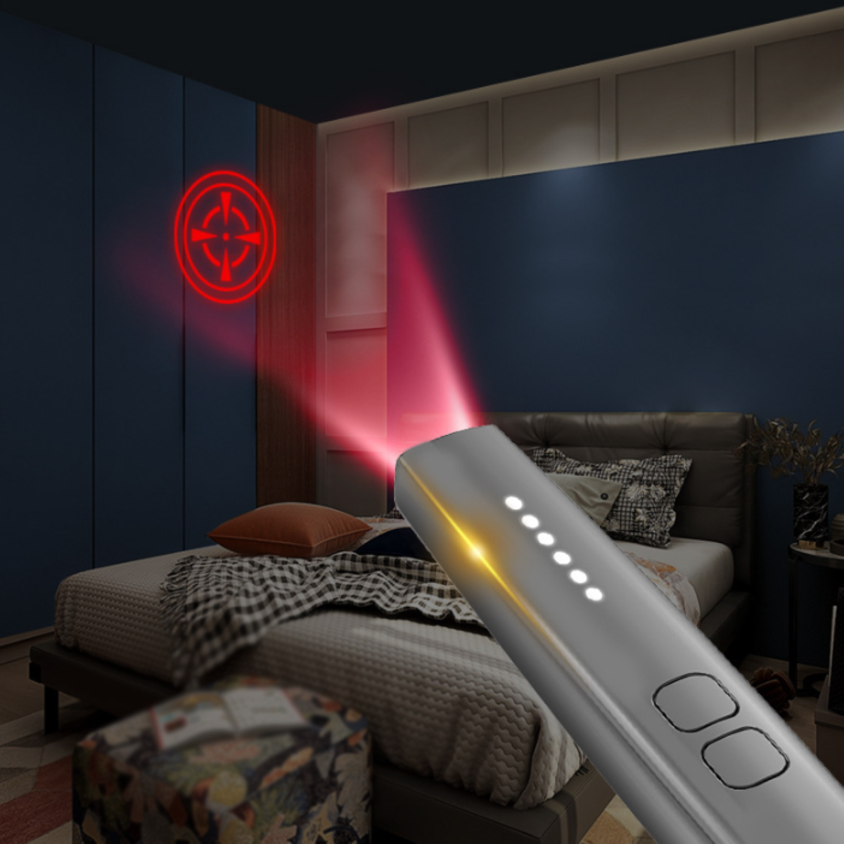 Eine silberne Taschenlampe, die einen roten Laser auf ein Ziel an einer blauen Wand richtet. Ein Bett und ein Schrank sind im Hintergrund.