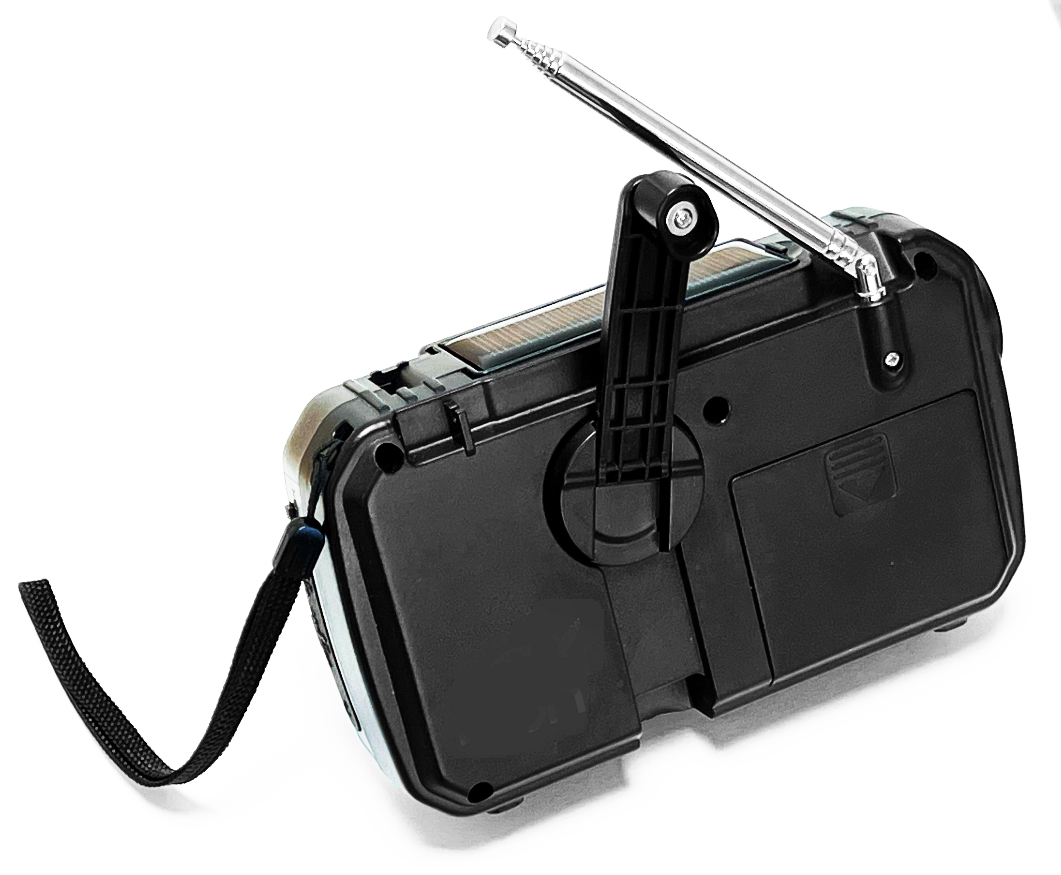 Schwarzes und silbernes Radio mit ausgefahrener Antenne und schwarzem Trageriemen. Weißer Hintergrund.