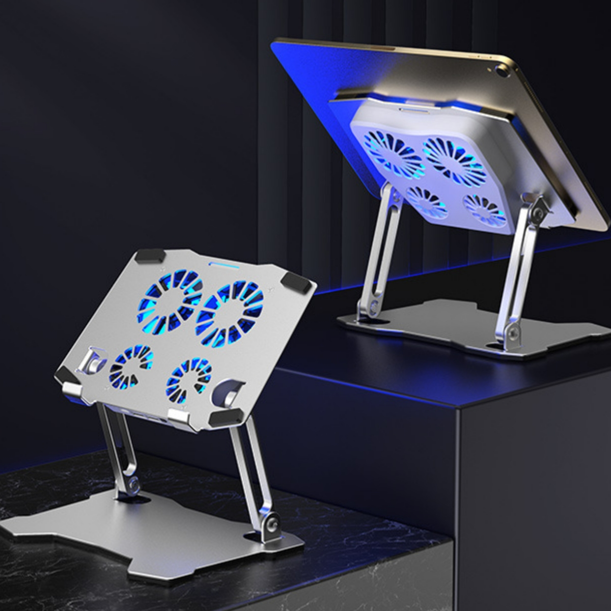 Zwei silberne Laptop-Ständer mit blauen LED-Leuchten. Einer ist angewinkelt, der andere flach.