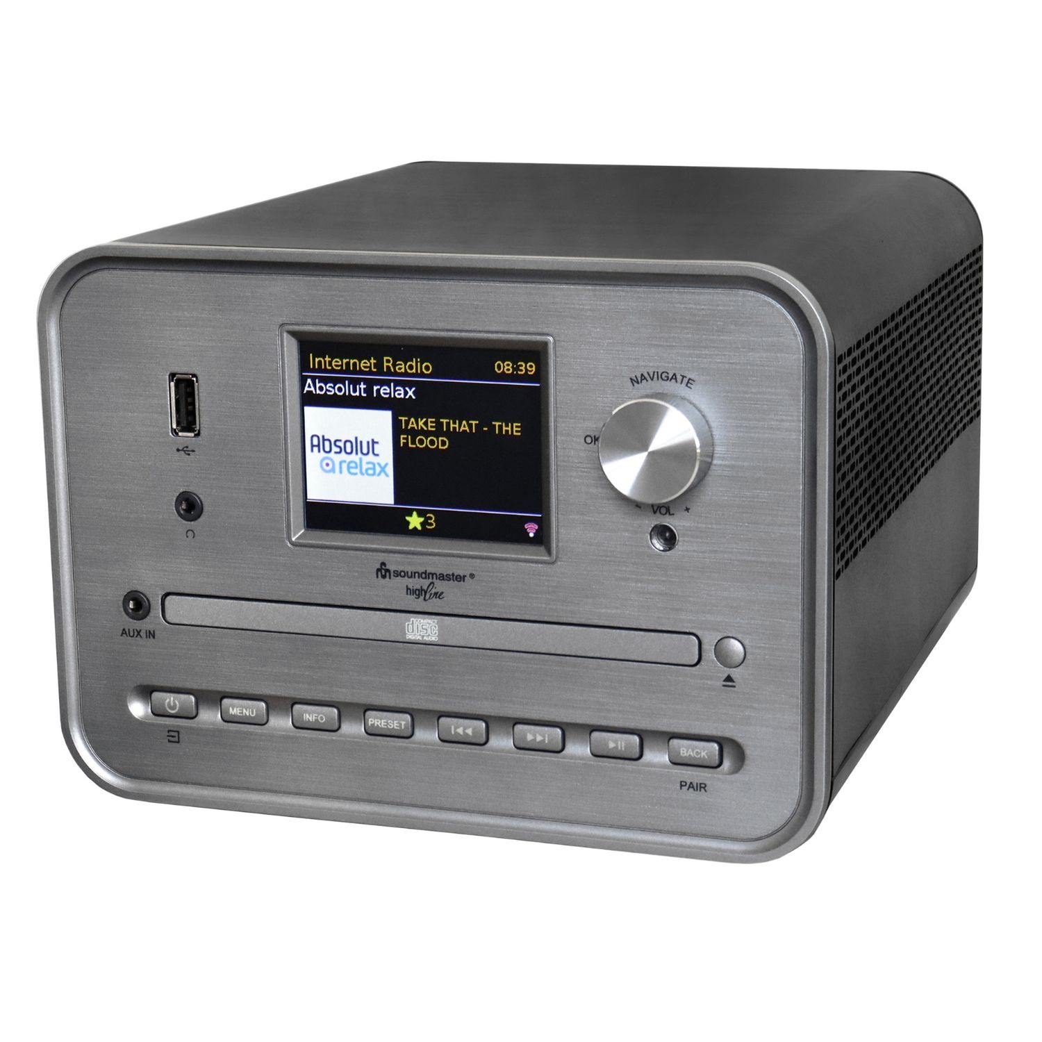 Silbernes Audiosystem mit Bildschirm, der Radioinformationen anzeigt. Knöpfe und ein Drehregler.