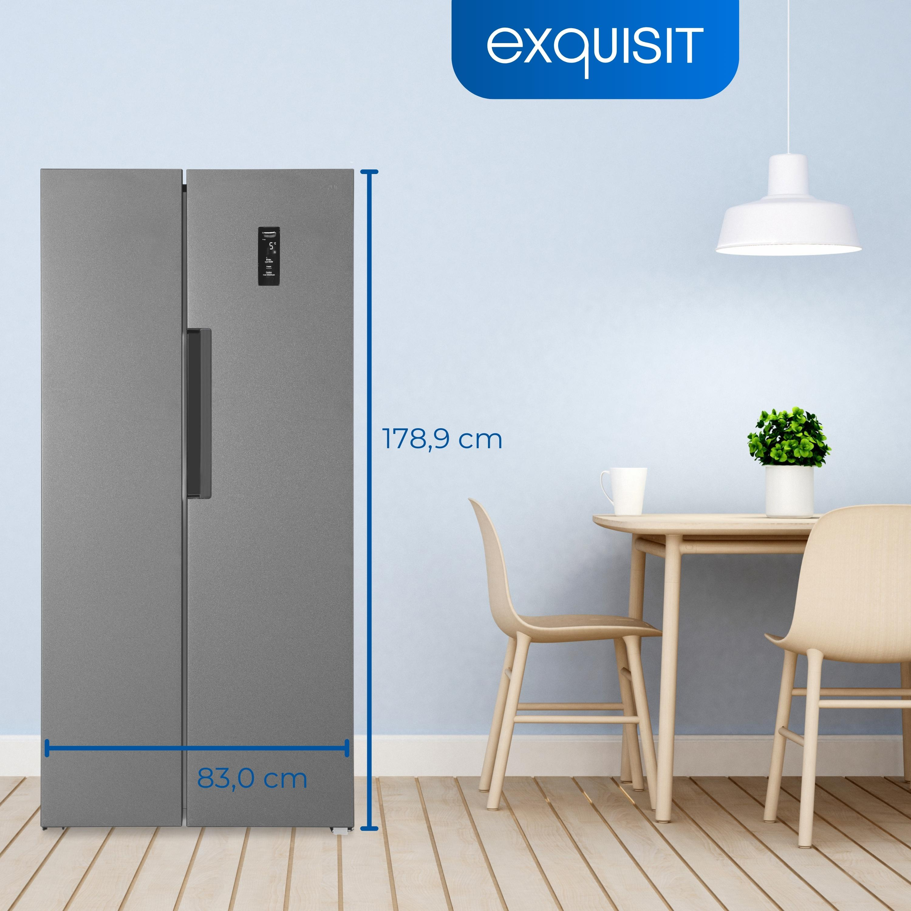 Ein grauer Side-by-Side-Kühlschrank. Die Abmessungen sind in cm angegeben. Ein Tisch und Stühle sind im Hintergrund.