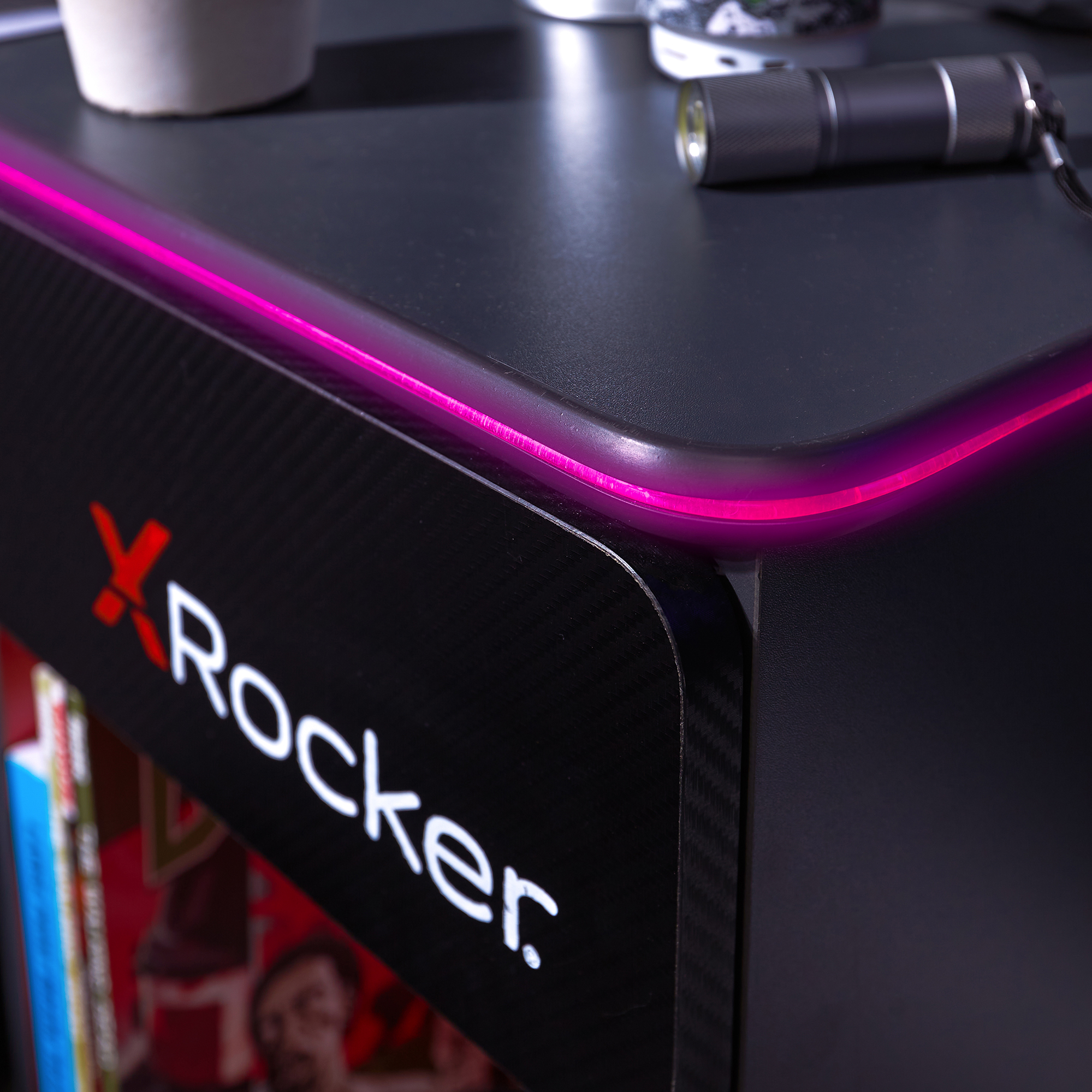 Schwarze Schreibtischecke mit rotem Licht und Text von 'xRocker'.