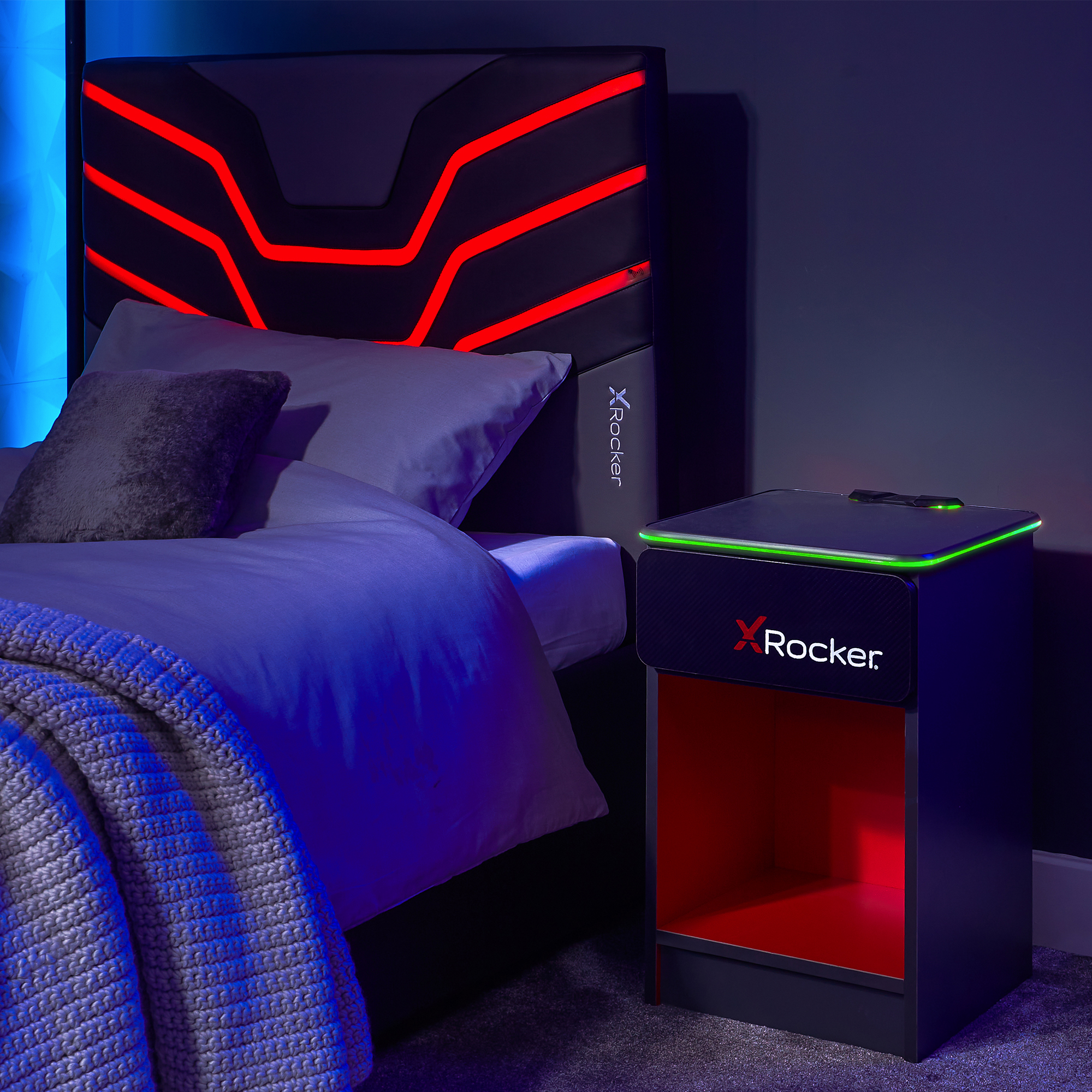 Schlafzimmer mit Bett, Nachttisch und Beleuchtung. Rotes und blaues Licht erzeugt modernes Ambiente.