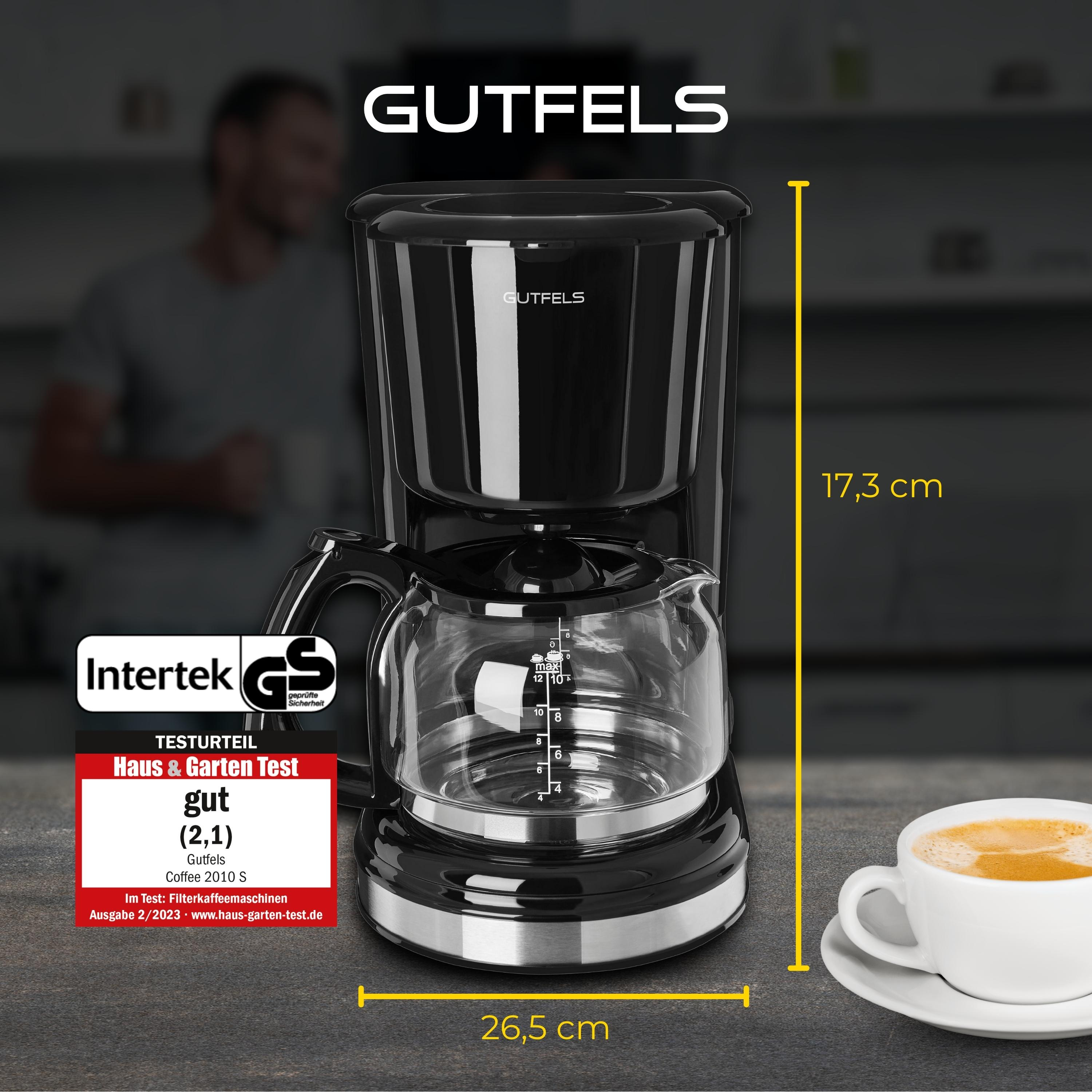 Schwarze Kaffeemaschine auf weißem Hintergrund, mit einer Tasse Kaffee. Abmessungen sind angegeben.