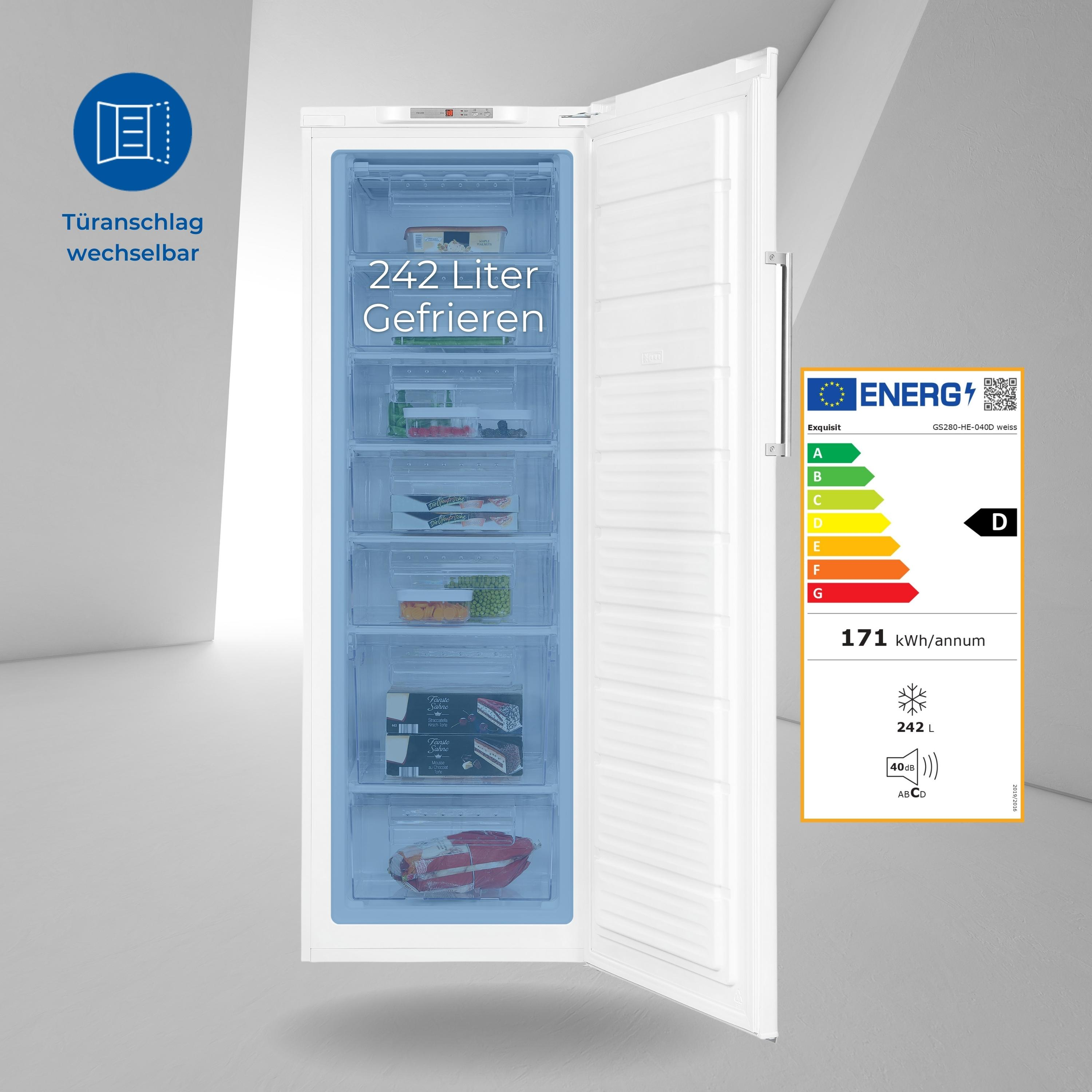 Ein weißer Gefrierschrank mit geöffneter Tür, Schubladen mit Lebensmitteln und Energielabel.