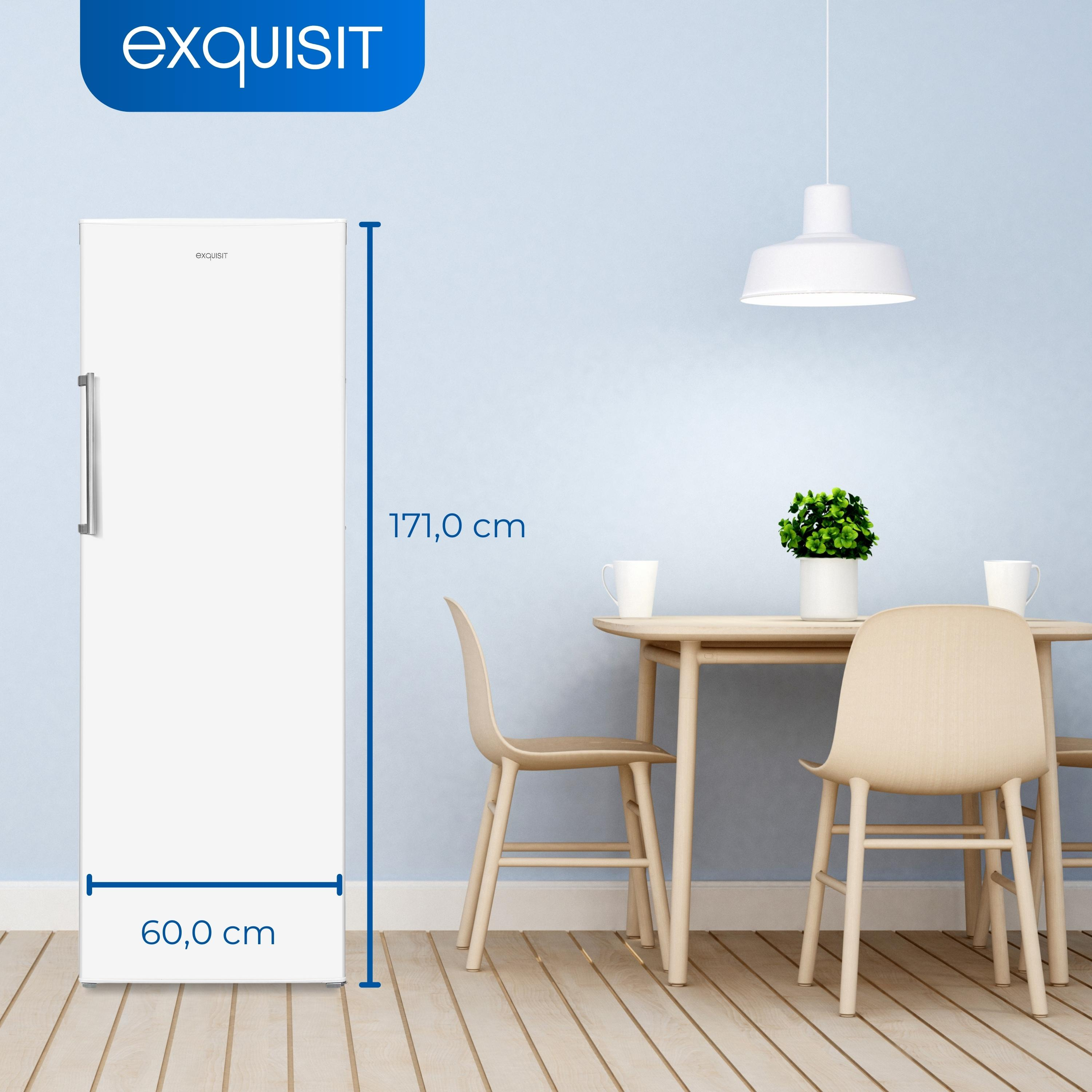 Ein weißer Kühlschrank in einem Raum mit Tisch und Stühlen. Maße werden auf dem Kühlschrank angezeigt.