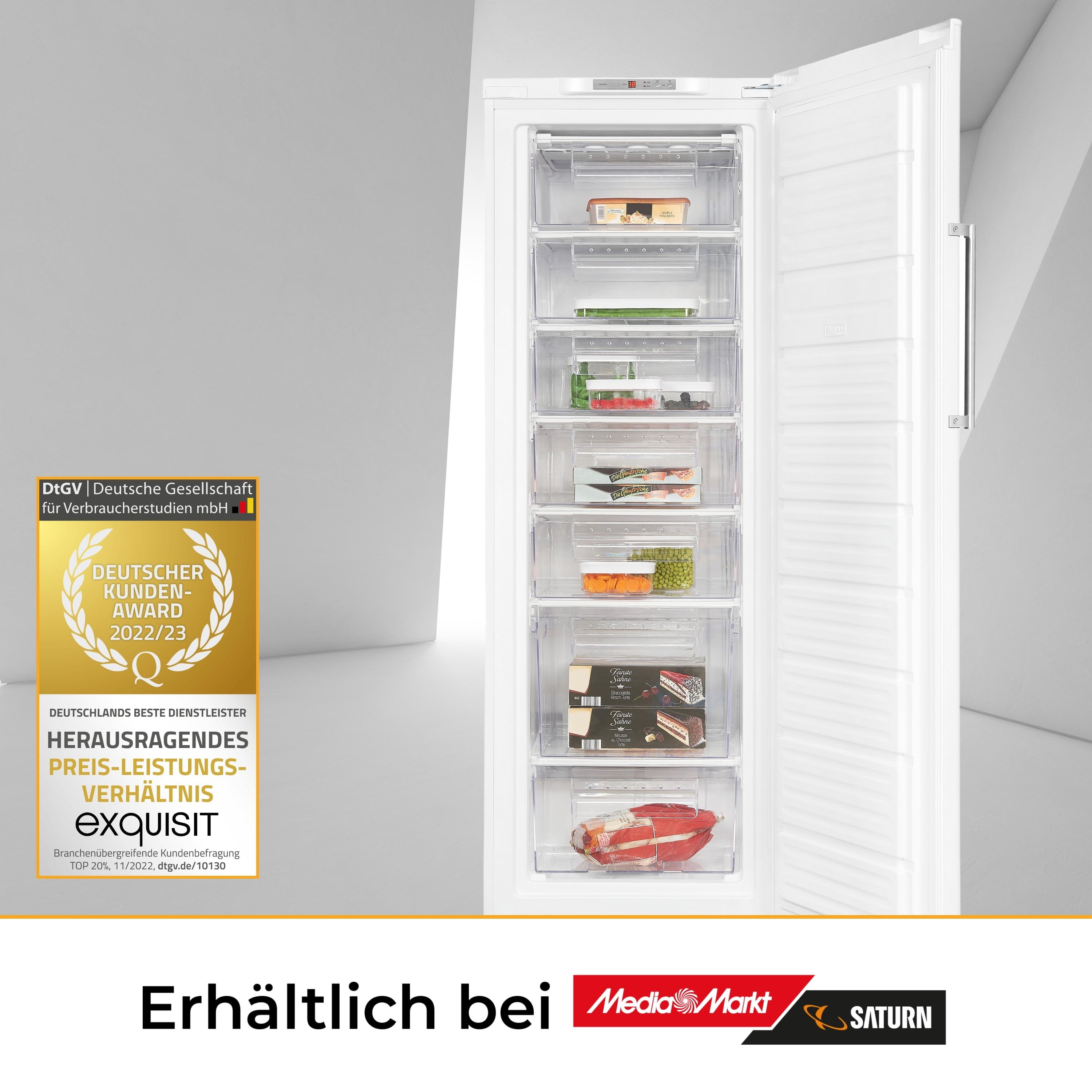 Gefrierschrank mit offener Tür, mit Regalen und Produkten darin.
