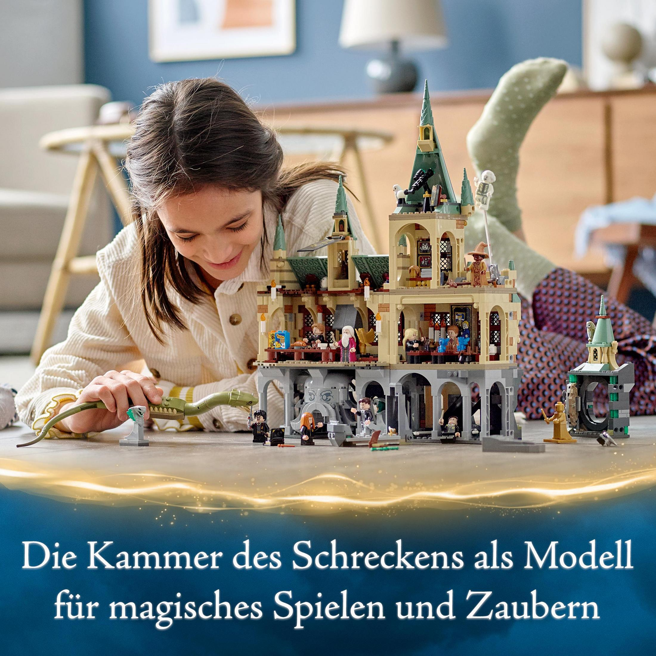 Una bambina gioca con un set Lego di Harry Potter. Il set è un castello di Hogwarts.