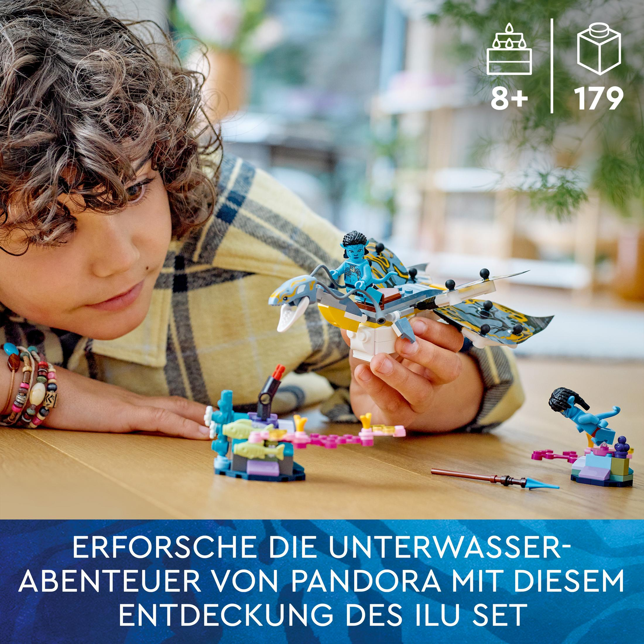 Ein Kind spielt mit einem Lego-Set. Das Set enthält Figuren und ein drachenartiges Wesen.