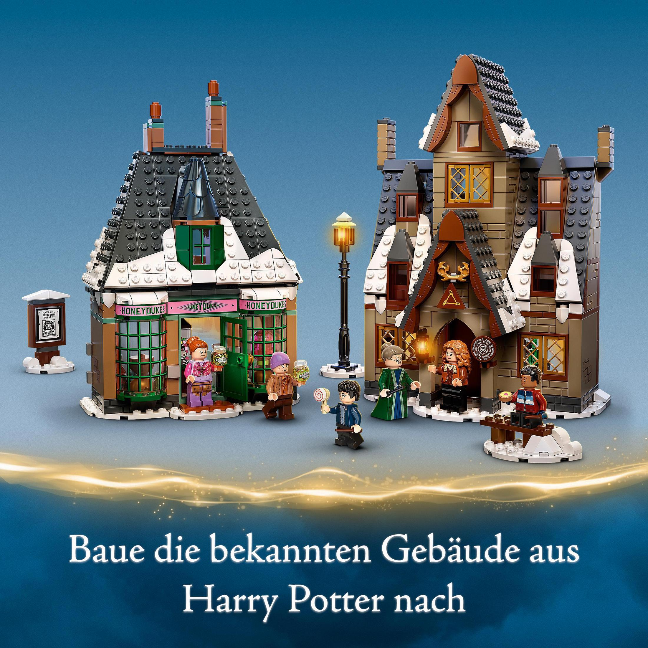 LEGO-Set von Harry-Potter-Gebäuden mit Minifiguren auf blauem Hintergrund.