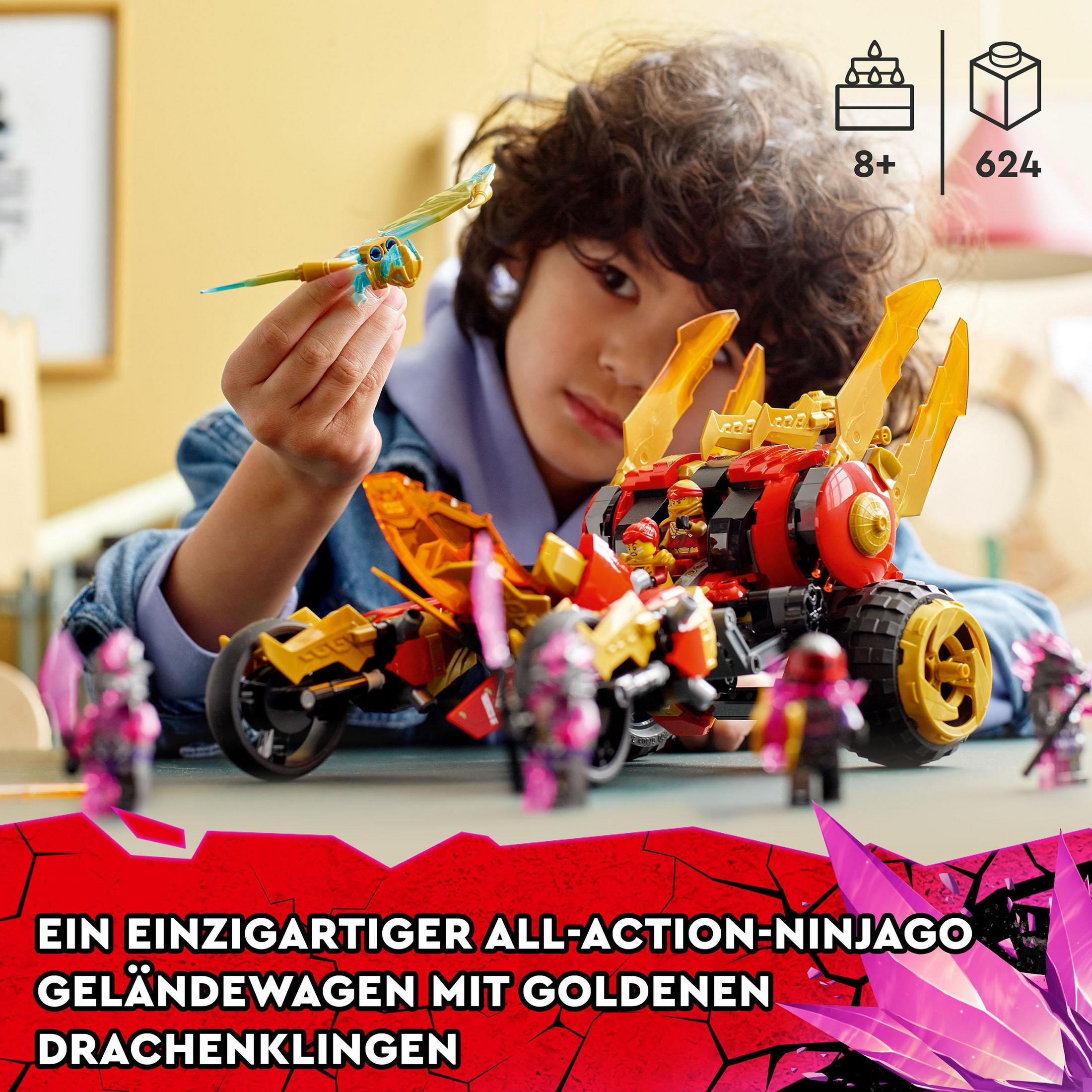 Garçon joue avec Lego Ninjago. Voiture colorée avec lames de dragon dorées. Fond jaune.