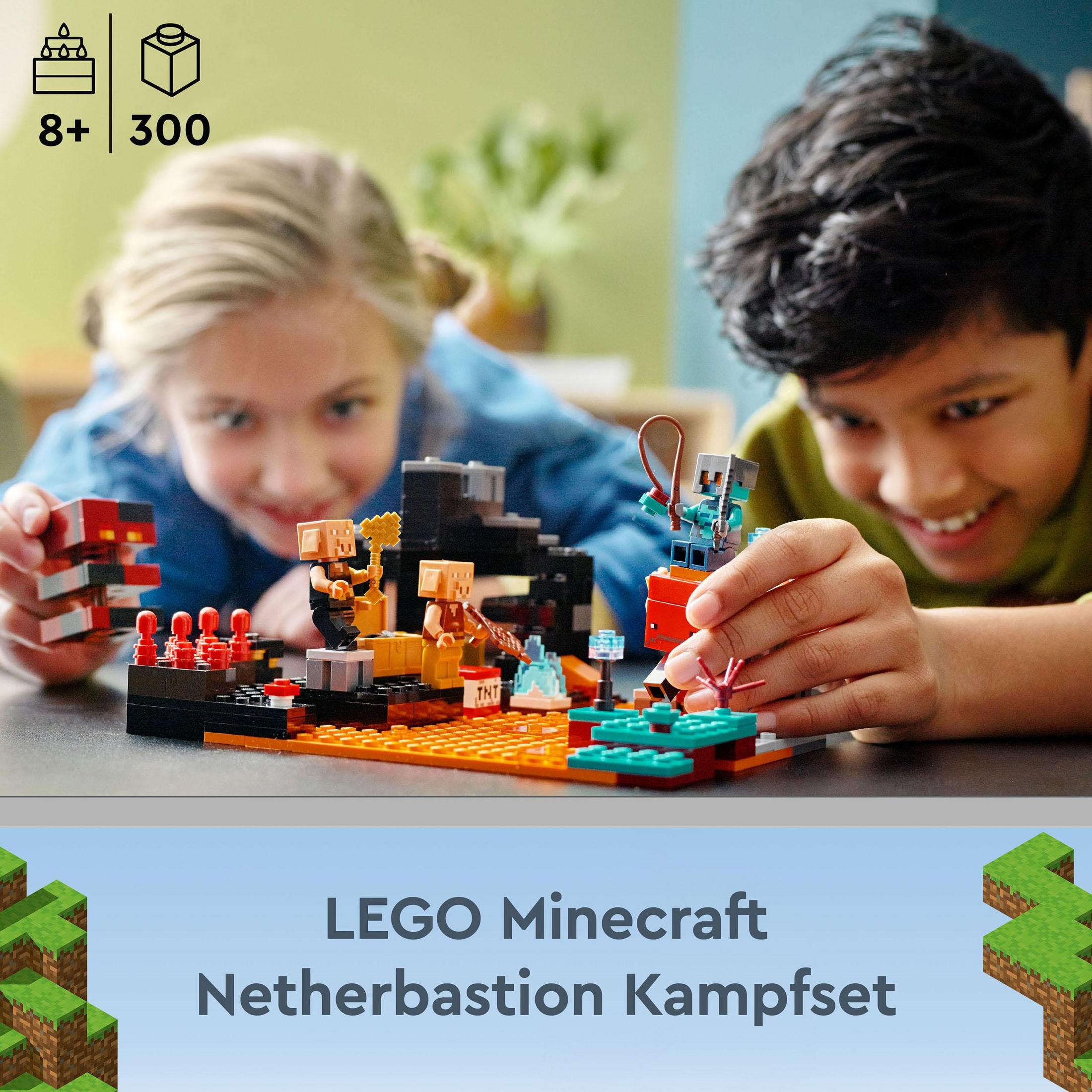 Zwei Kinder spielen mit einem Lego Minecraft Set. Blöcke und Figuren sichtbar. Das Set steht auf einem Tisch.