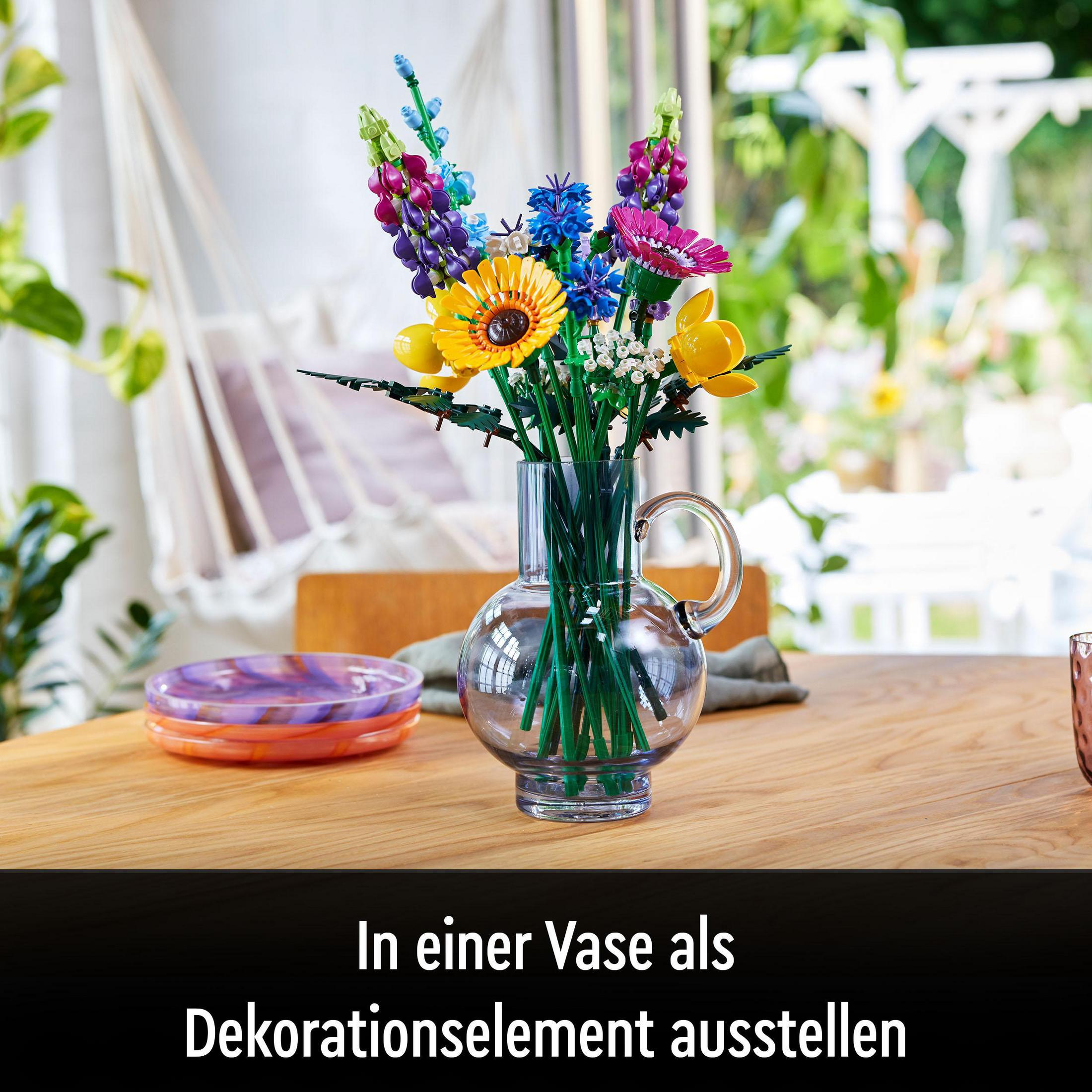 Bloemen in een heldere vaas op een houten tafel. Tekst: 'In een vaas als decoratief element'.