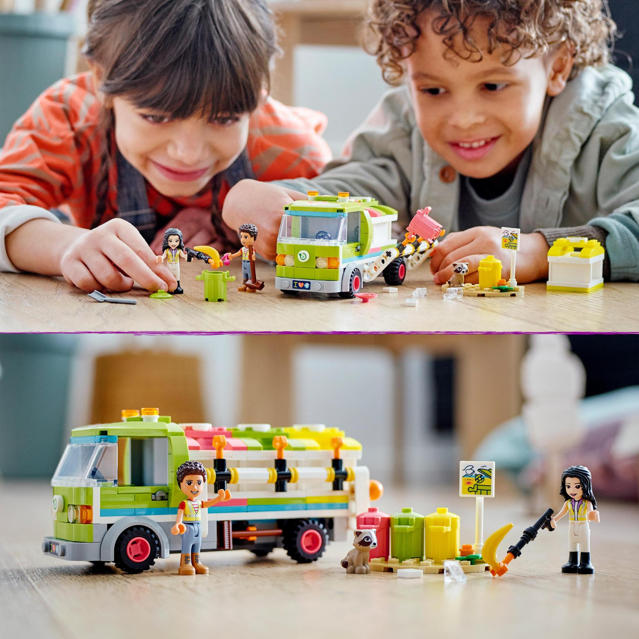 Zwei Bilder von Kindern, die mit einem Lego-City-Truck und Figuren auf einem Holzboden spielen.