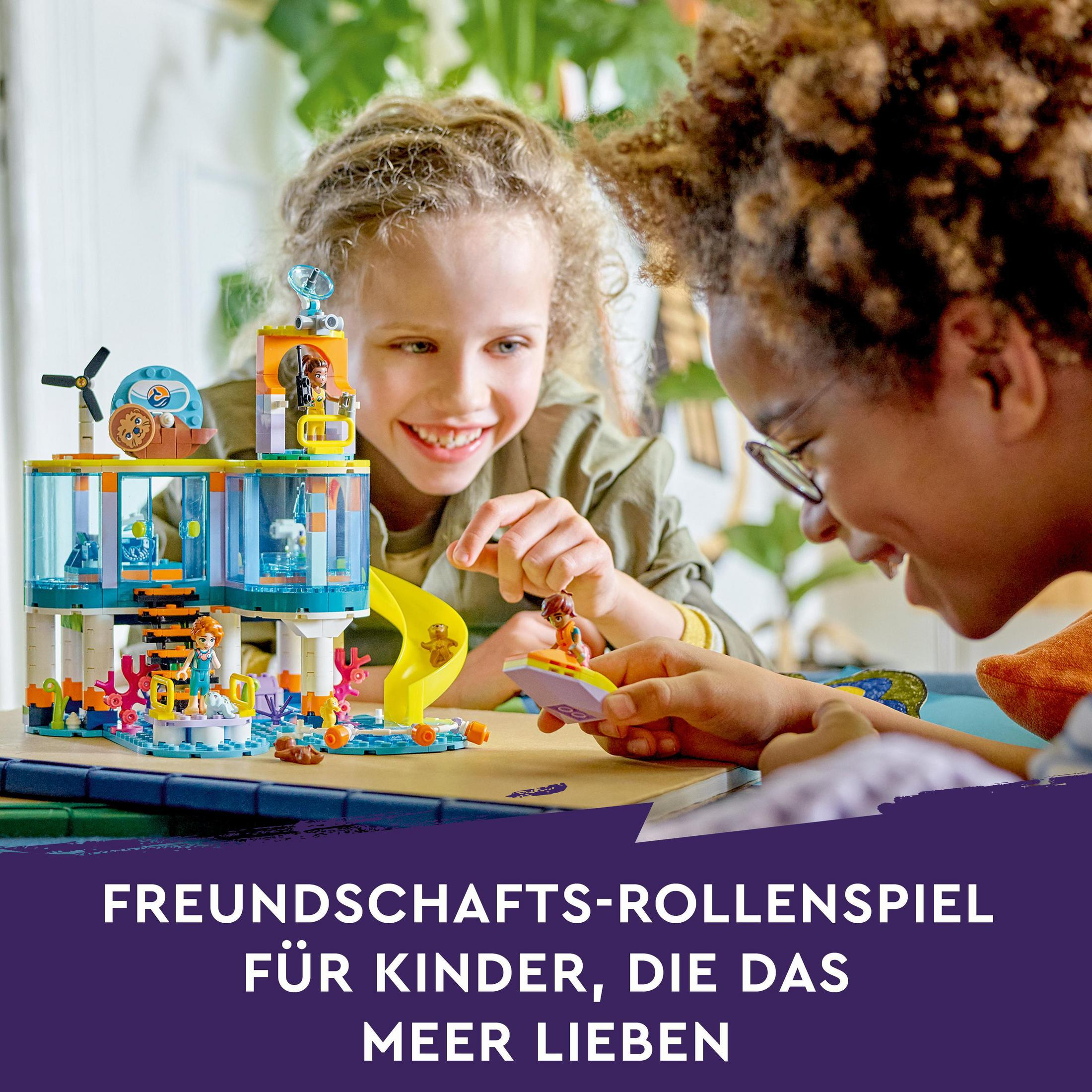 Zwei Kinder spielen mit einem Lego-Set. Das Set ist ein maritimes Gebäude mit Figuren und einer Rutsche.