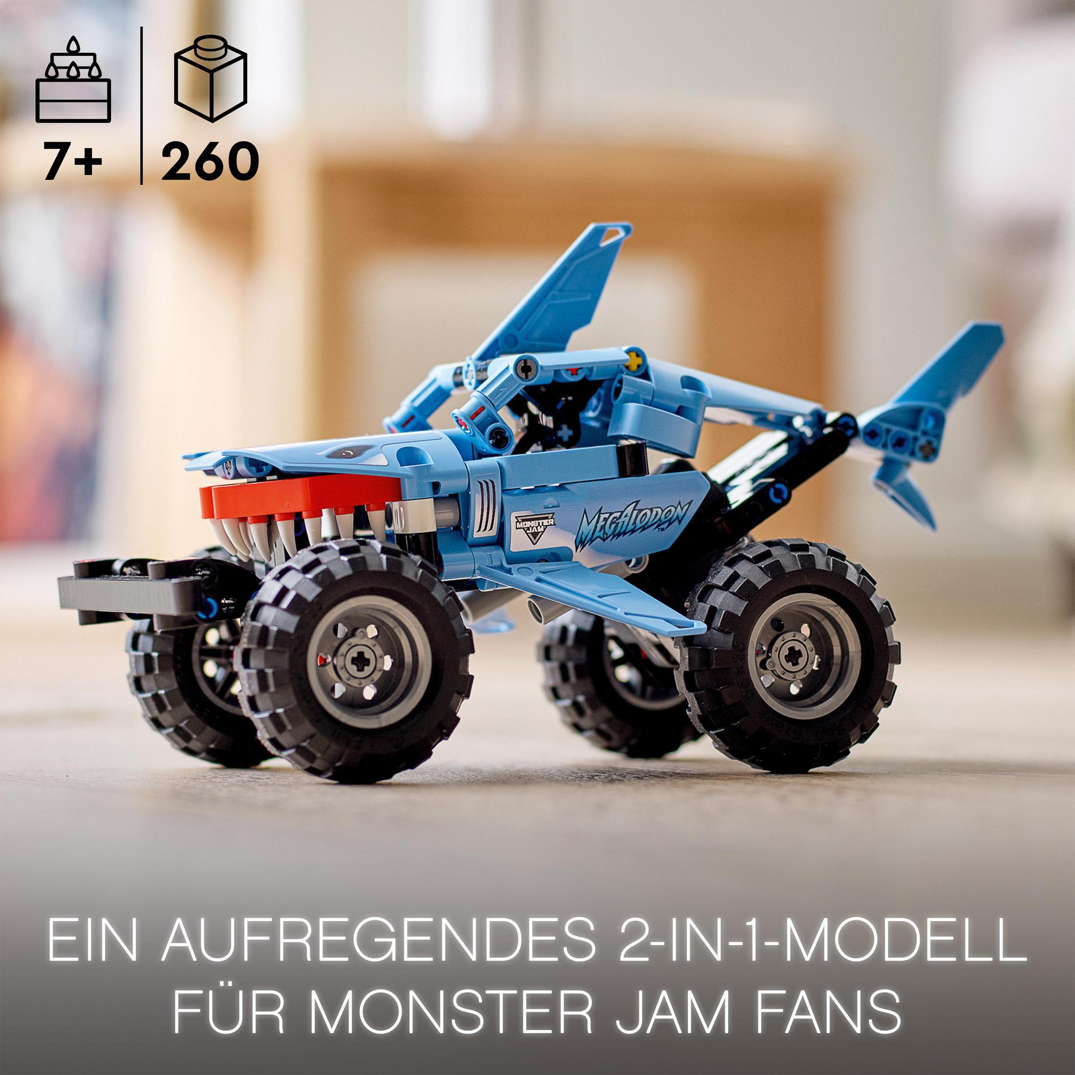Blauer Spielzeug-Monstertruck mit Hai-Design. Der Hintergrund ist ein verschwommenes blau-weißes Muster.