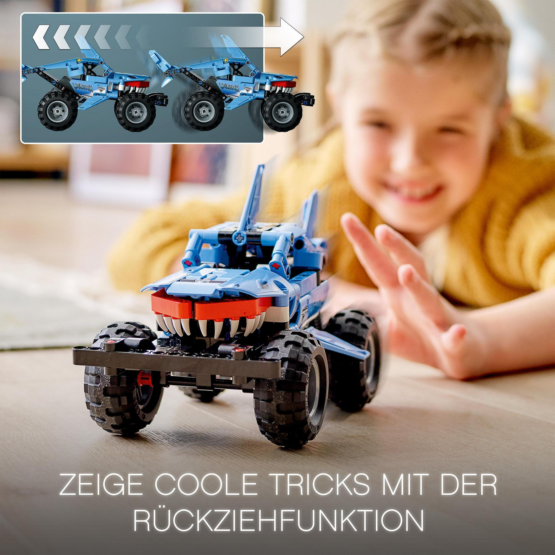 Ein Kind spielt mit einem blauen Spielzeugauto mit Hai-Maul-Design auf einem Holzboden.