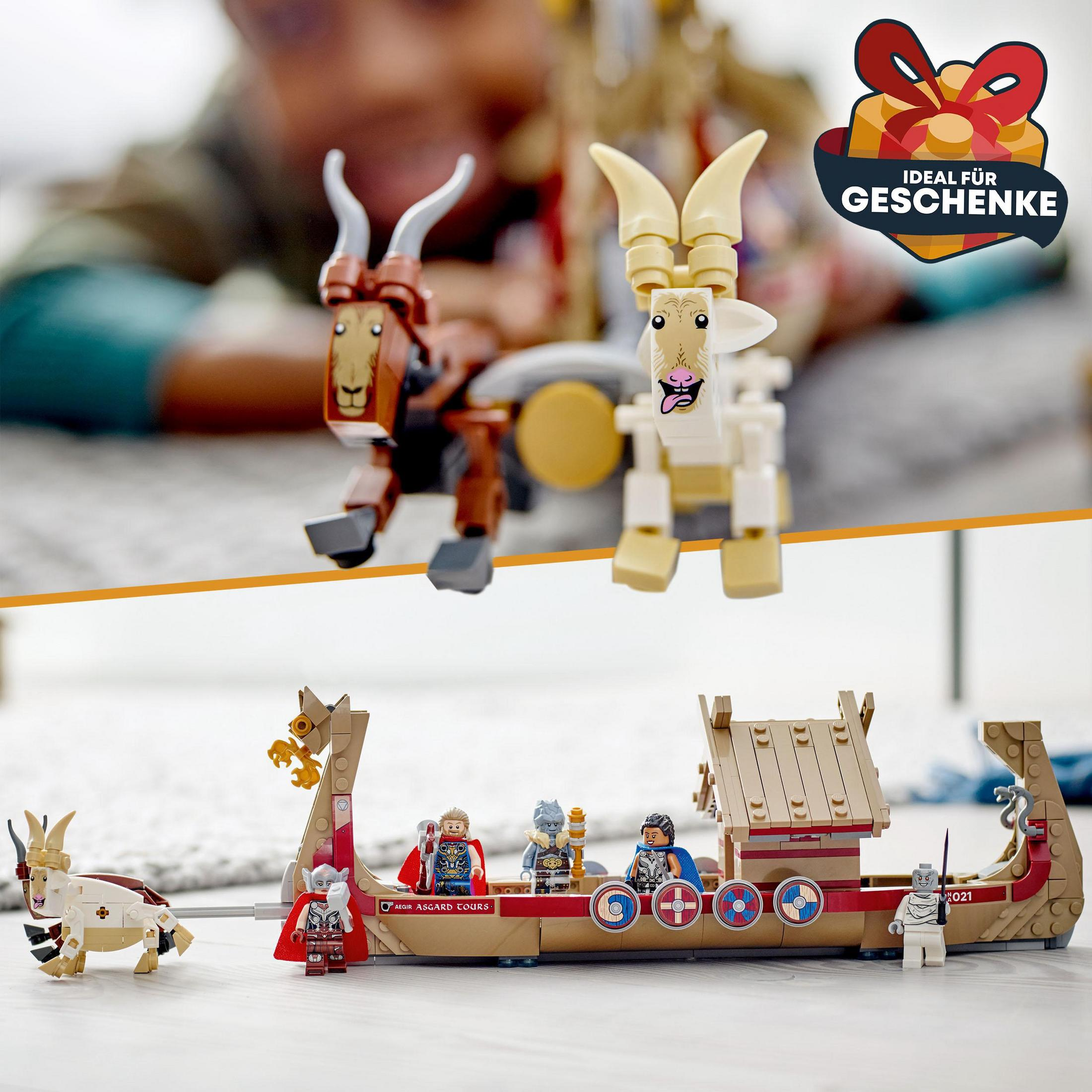 Lego-Set mit Wikingerboot und Ziegenfiguren, mit Kinderhänden, die das Spielzeug zusammensetzen.