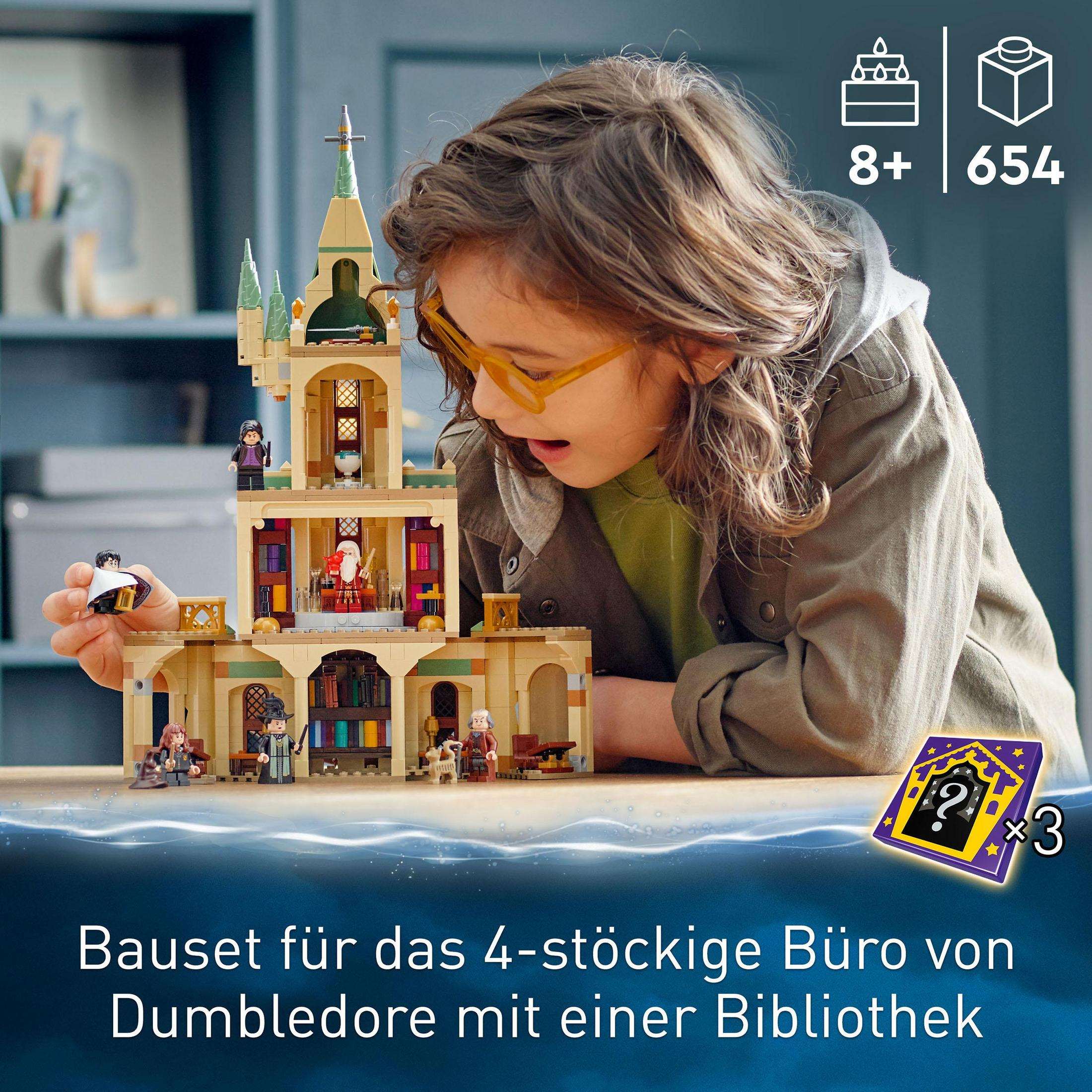 Junge betrachtet LEGO-Set. LEGO-Set ist ein Gebäude mit Figuren darin.