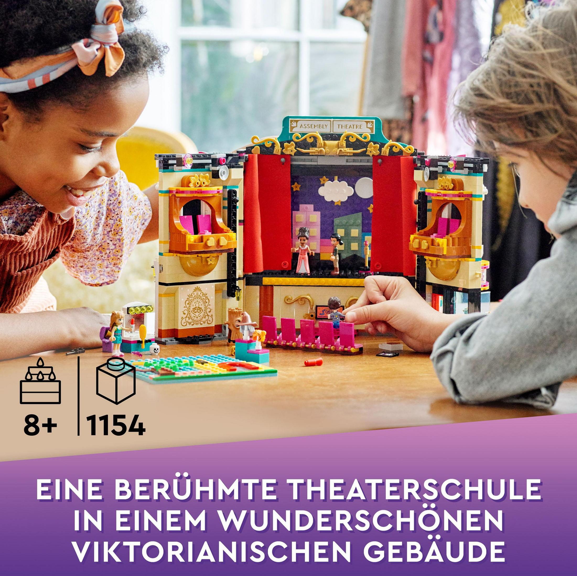Zwei Mädchen spielen mit einem Lego-Theater. Text: Eine berühmte Theaterschule.