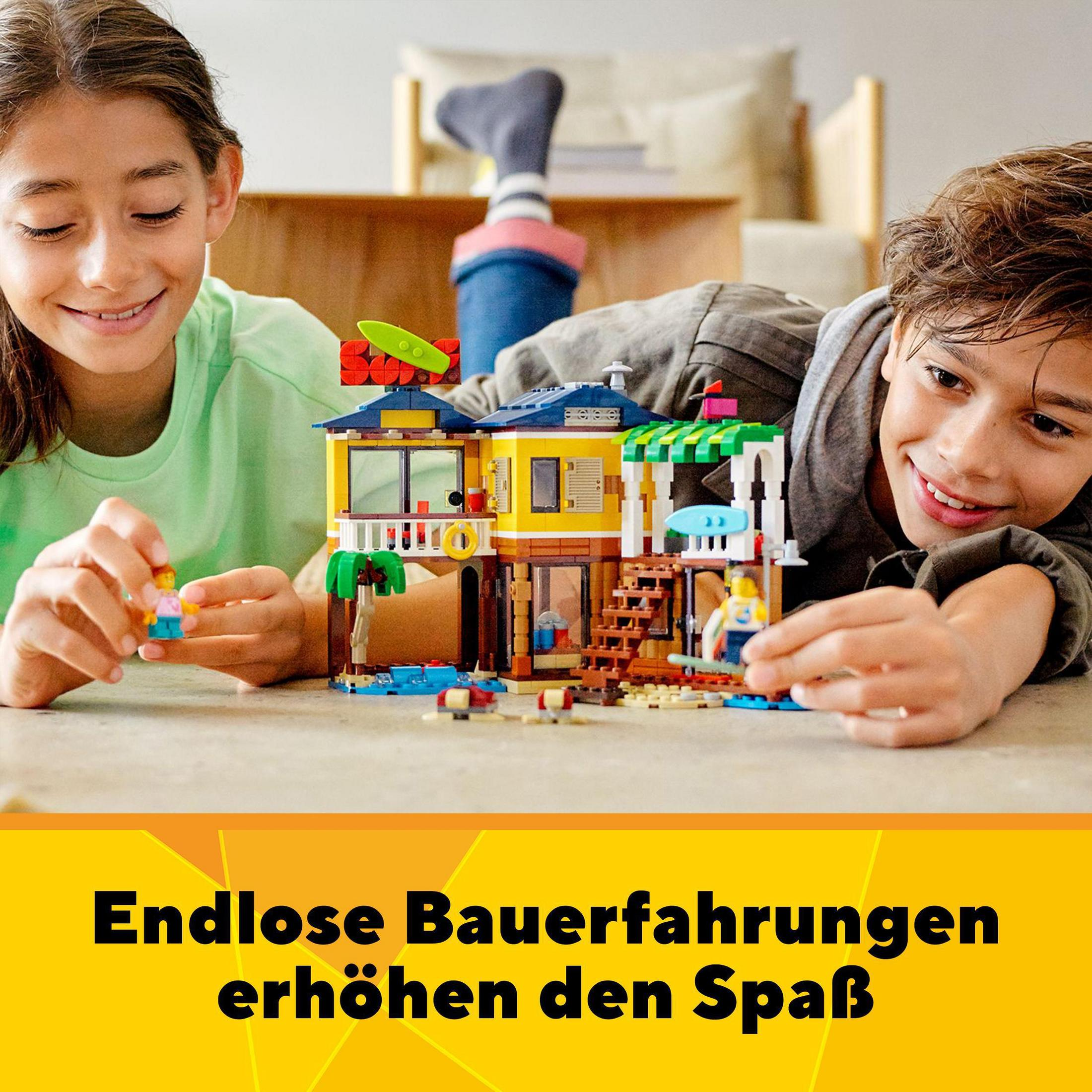 Dwoje dzieci bawiących się zestawem Lego, słoneczne żółte tło.