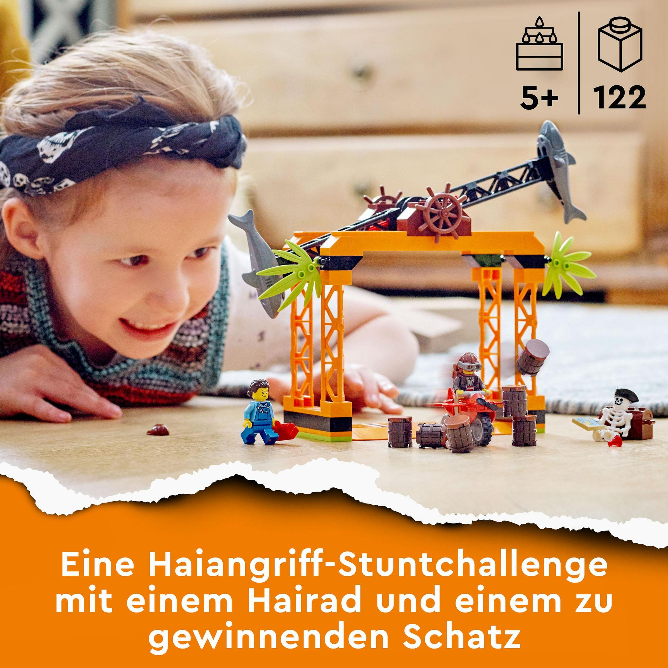 Een kind dat speelt met een Lego-set met een haai, een piratenschip.