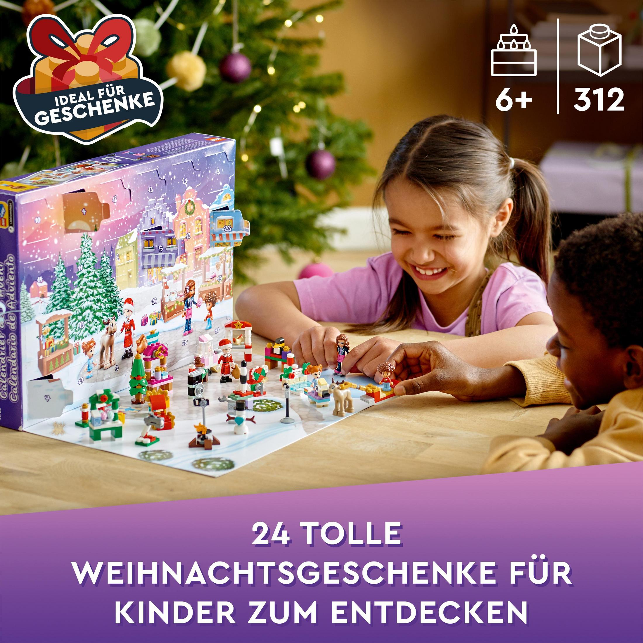 Kinder um einen Tisch mit einem Lego Adventskalender. Der Kalender ist geöffnet mit verschiedenen Lego-Figuren und -Bauten.