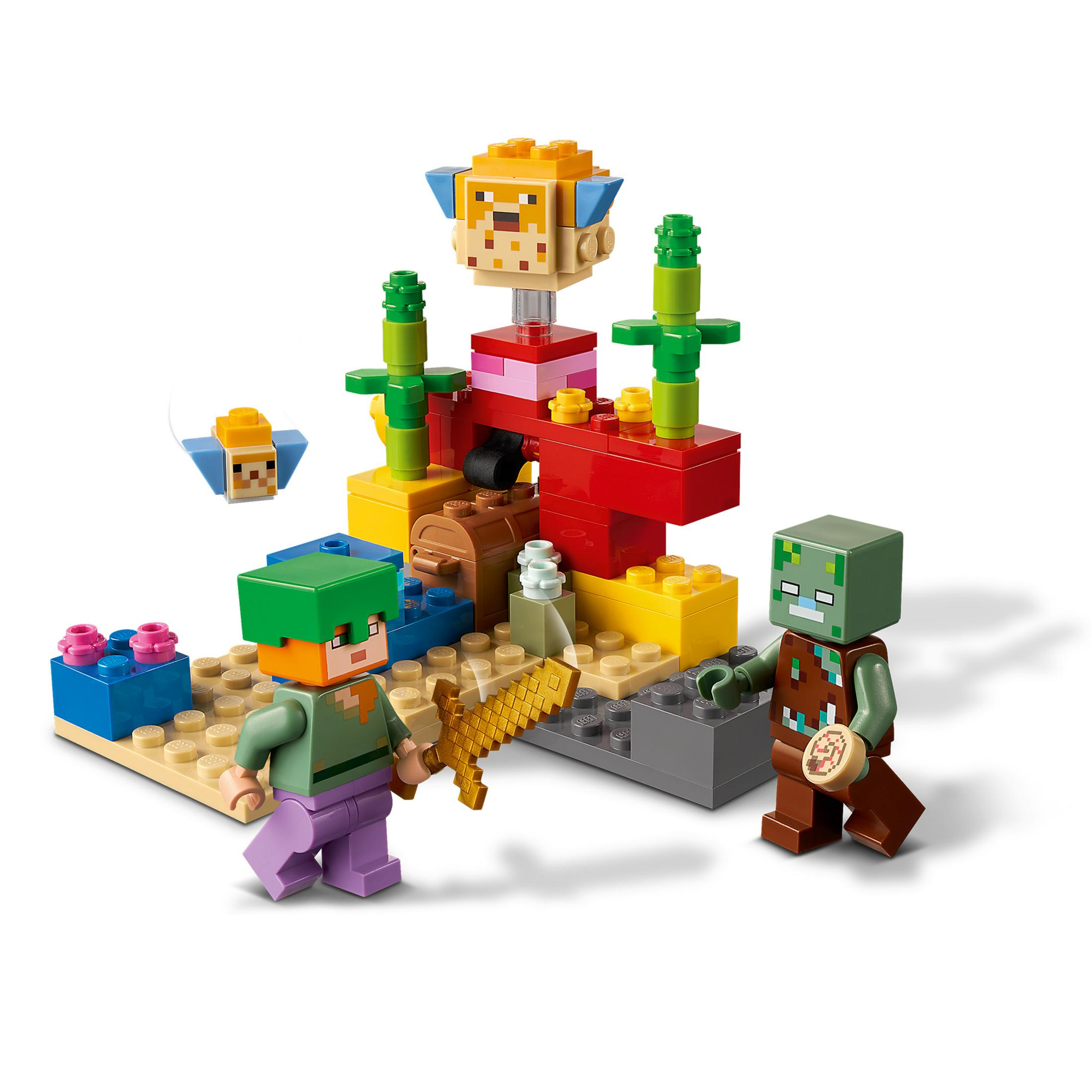 Set Lego Minecraft con personaggi e un edificio. I personaggi tengono oggetti.