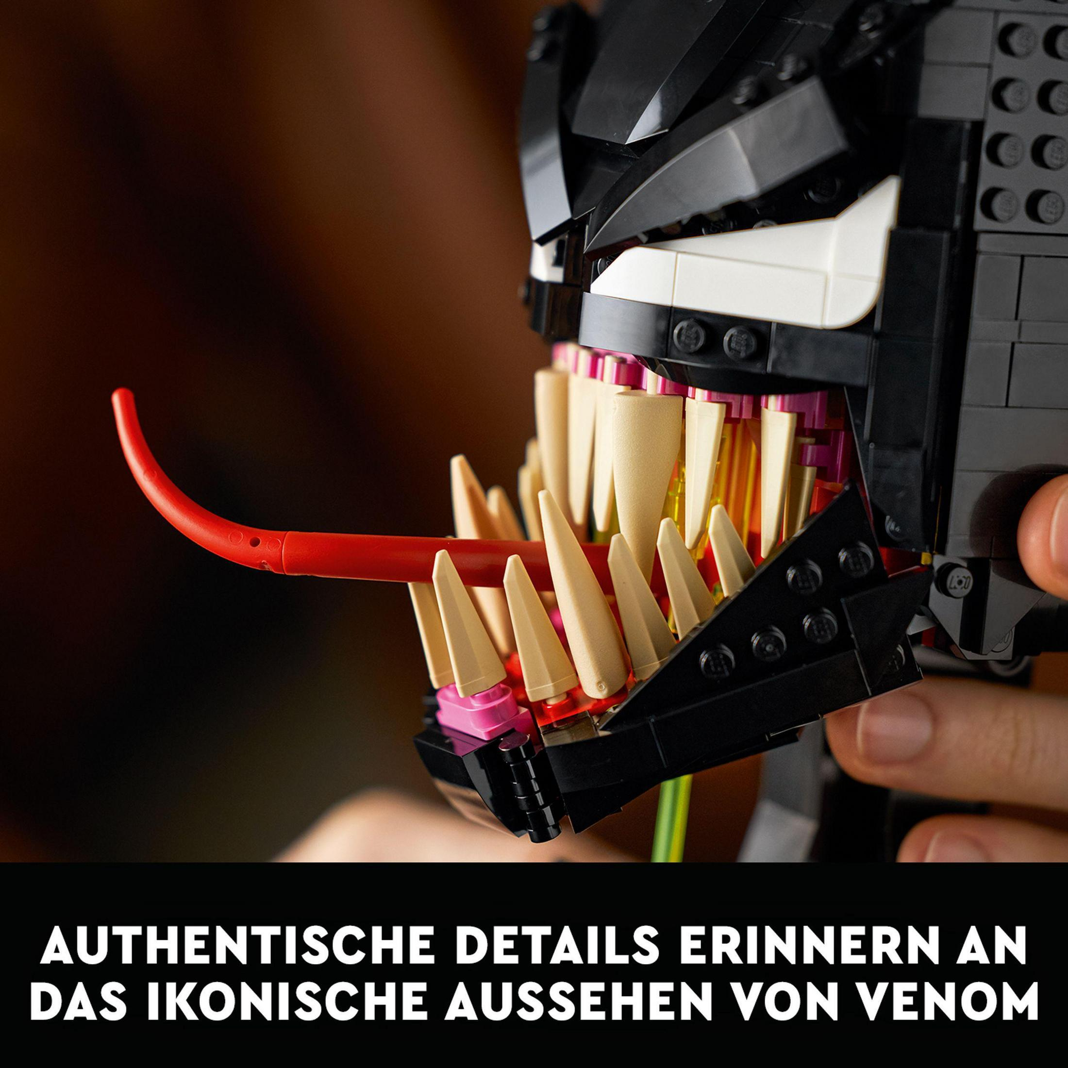 Głowa Lego Venoma z otwartymi ustami, pokazująca zęby i czerwony język, detale czarno-białe.