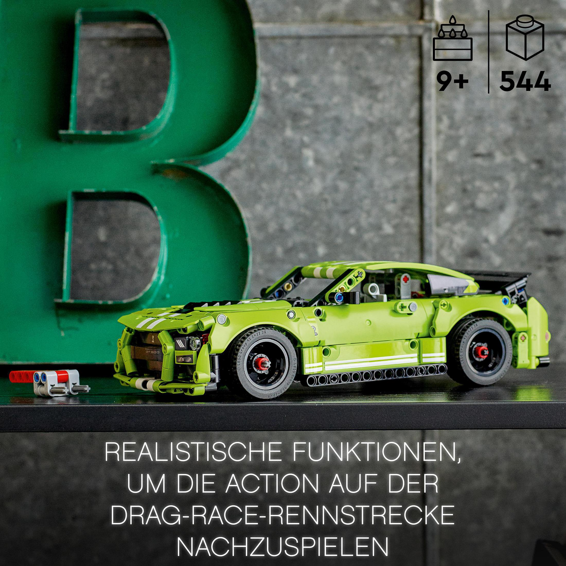 Grünes Lego-Automodell mit weißen Streifen. B-Zeichen im Hintergrund.