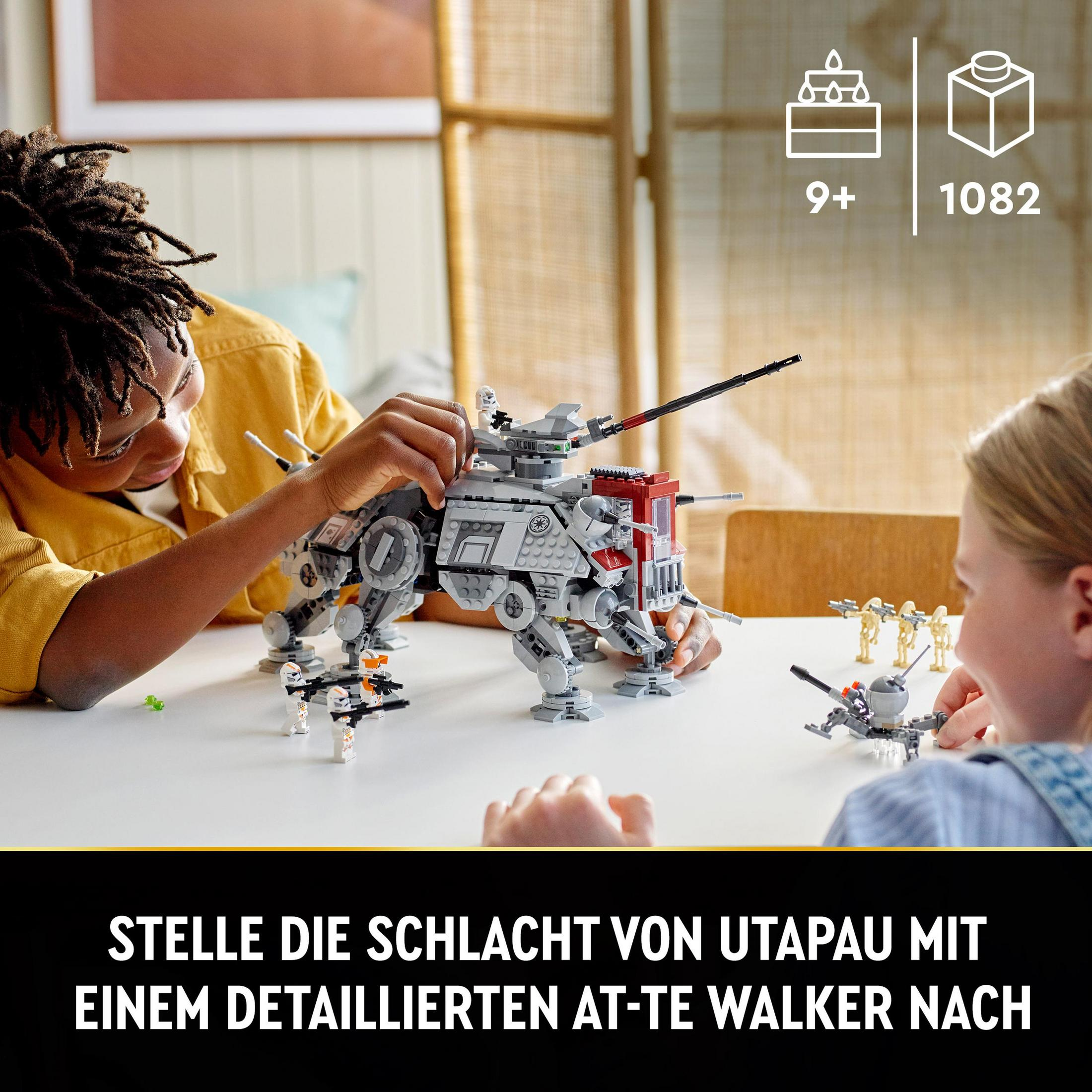 Dwoje dzieci bawiących się zestawem Lego Star Wars AT-TE Walker, z białym tłem stołu.