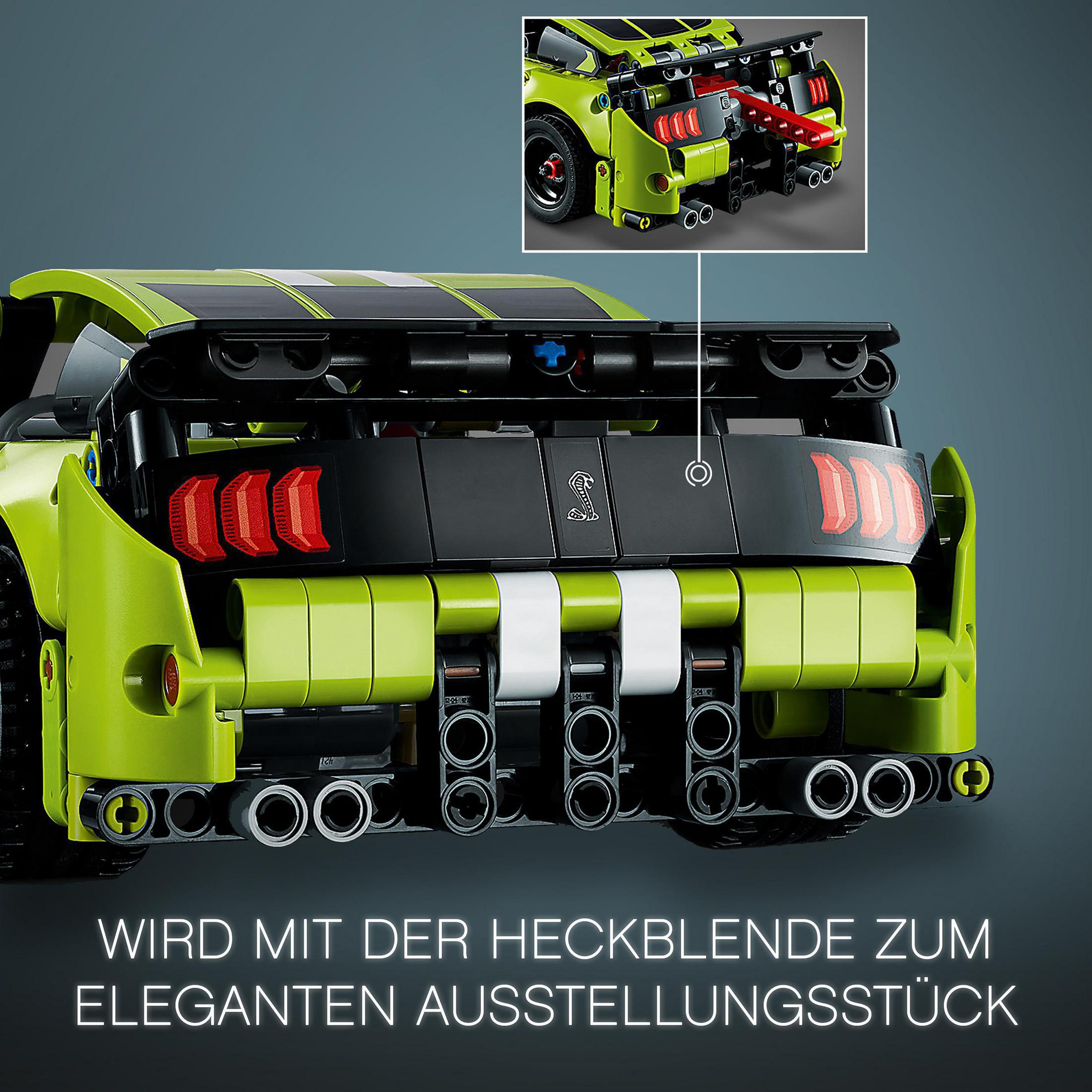 Grüner Spielzeugauto-Heckbereich mit Spoiler, weißer Hintergrund und Nahaufnahme.