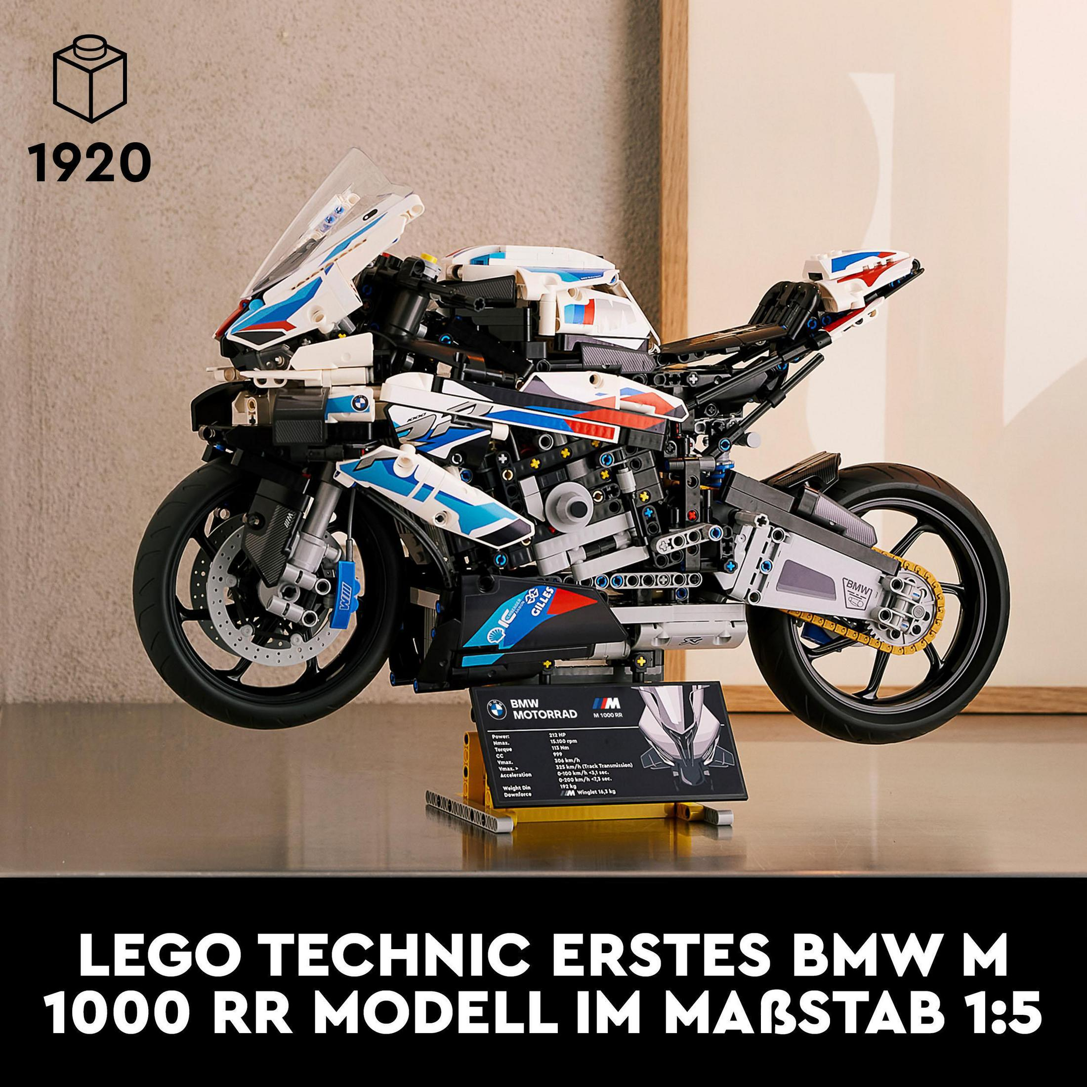 Model LEGO Technic BMW M 1000 RR. To szczegółowy model, z czarną podstawą i białym tłem.