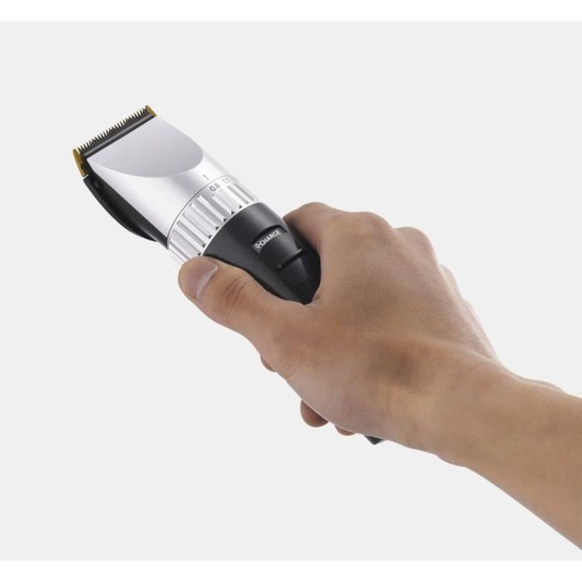 Eine Hand hält einen schwarzen und silbernen Haarschneider. Der Trimmer ist angewinkelt und zeigt die Klinge.