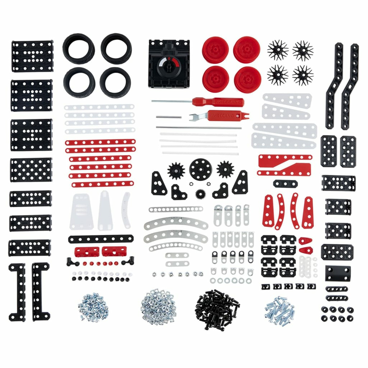 Verschiedene Meccano-Teile: Metallstreifen, Zahnräder, Räder, Schrauben und Verbinder in Rot, Weiß und Schwarz.