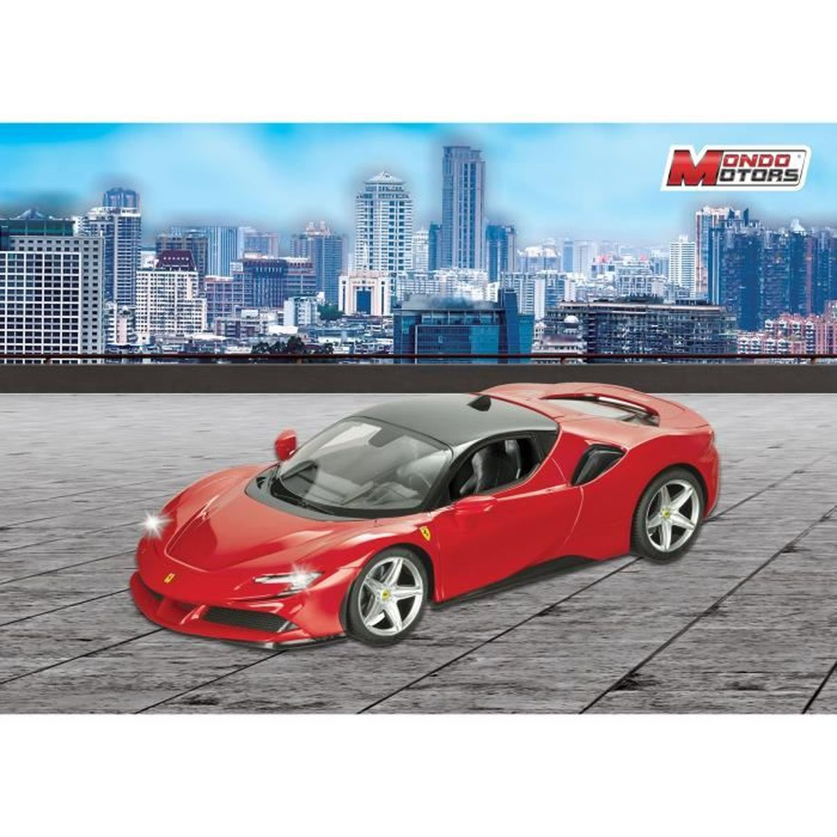 Rotes Spielzeug-Ferrari-Auto auf weißer Oberfläche vor Stadtkulisse.