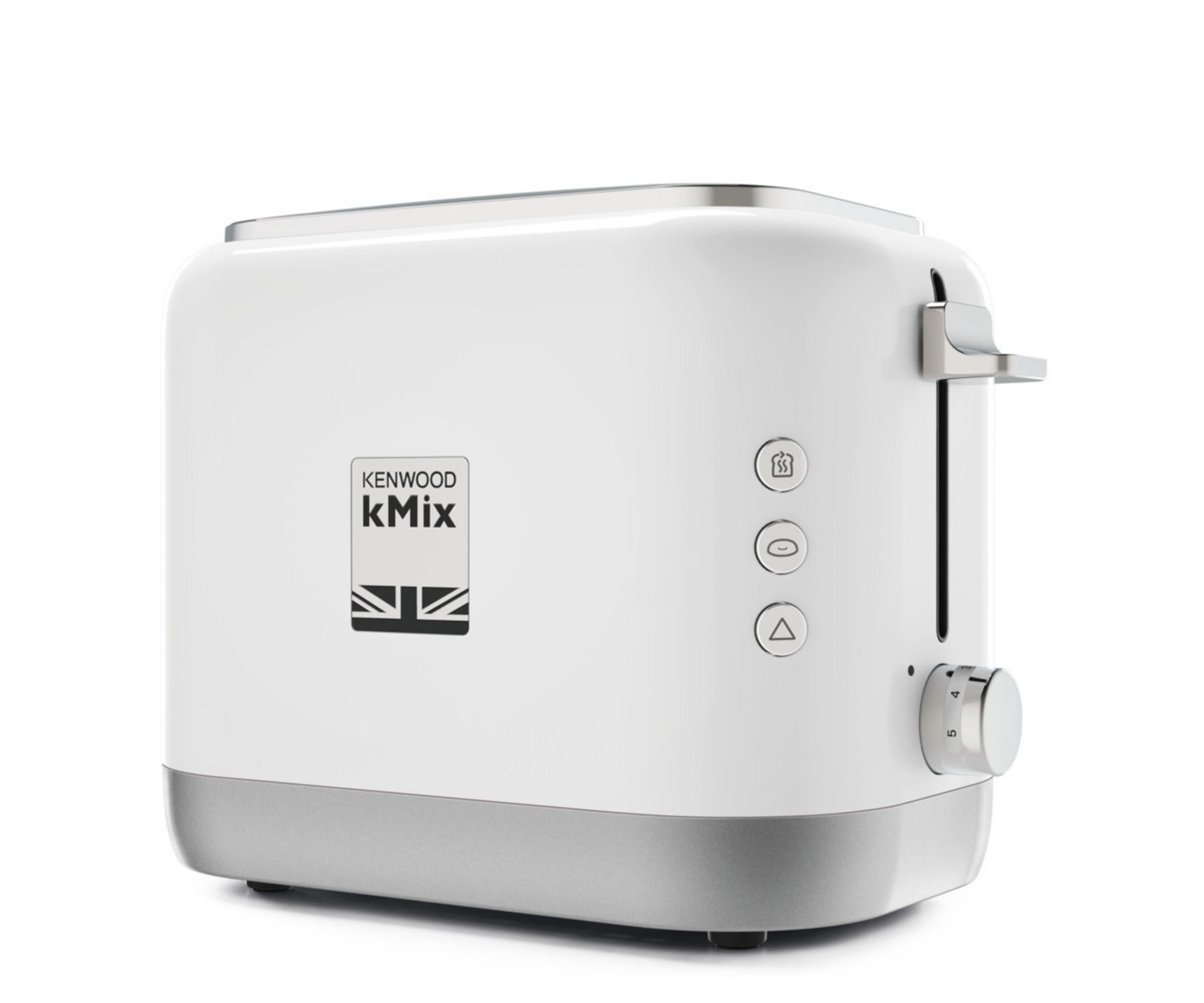 Biały toster Kenwood Kmix stoi pionowo. Ma srebrną podstawę i elementy sterujące z boku.