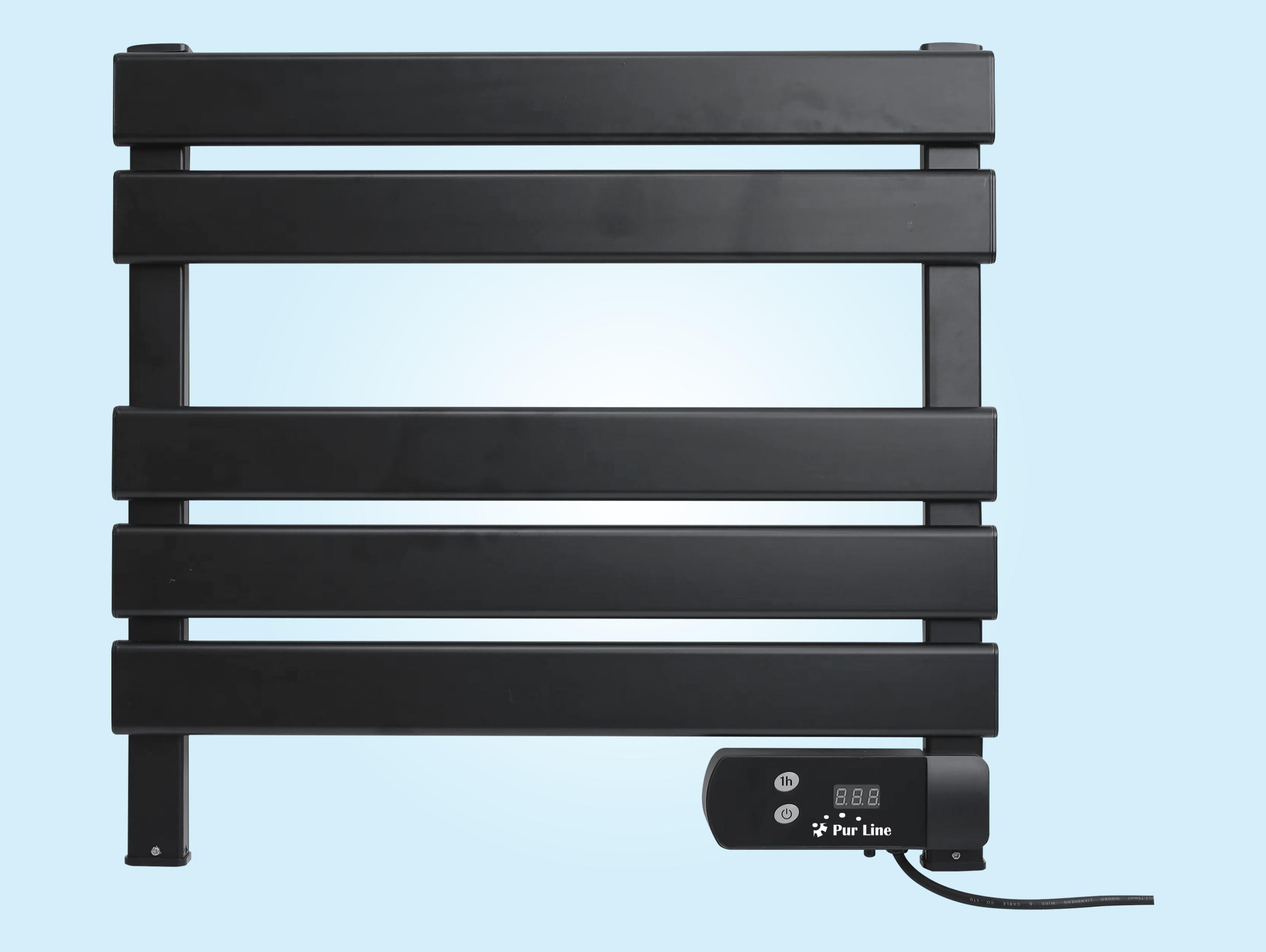 Un calentador de toallas negro y horizontal con pantalla digital y cable de alimentación.