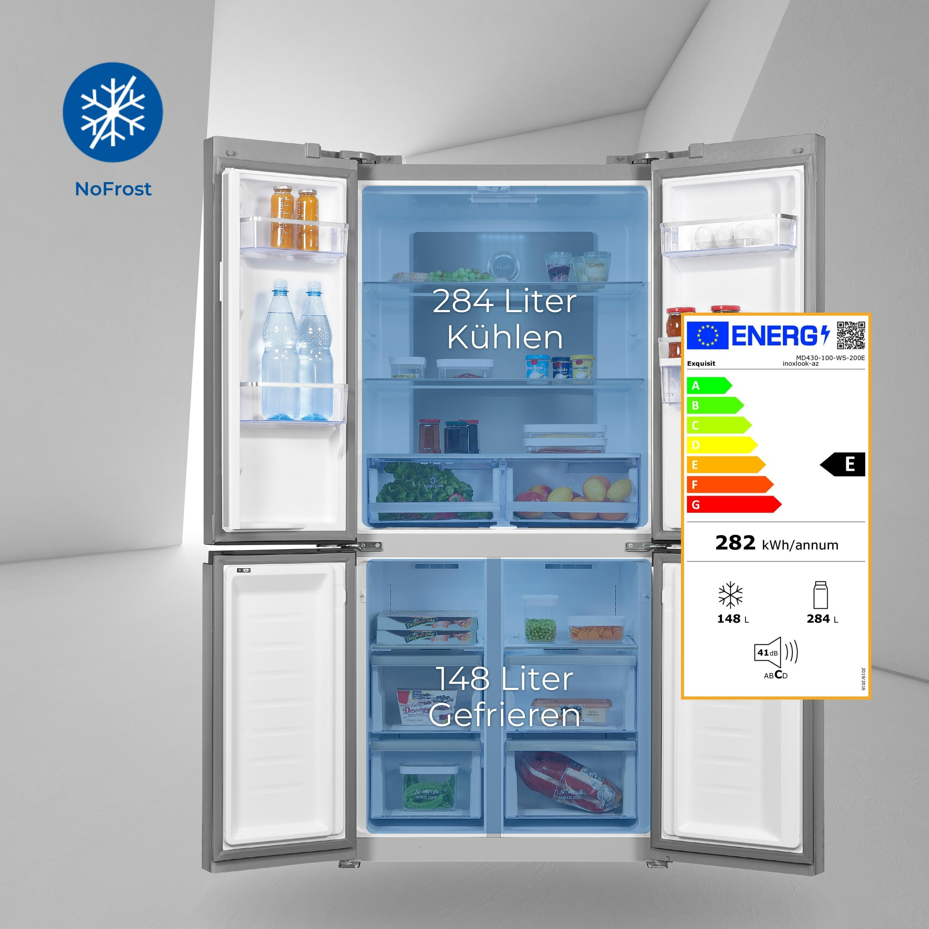 Silberner Kühlschrank mit offenen Türen. Zeigt Regale mit Lebensmitteln und ein Energielabel.