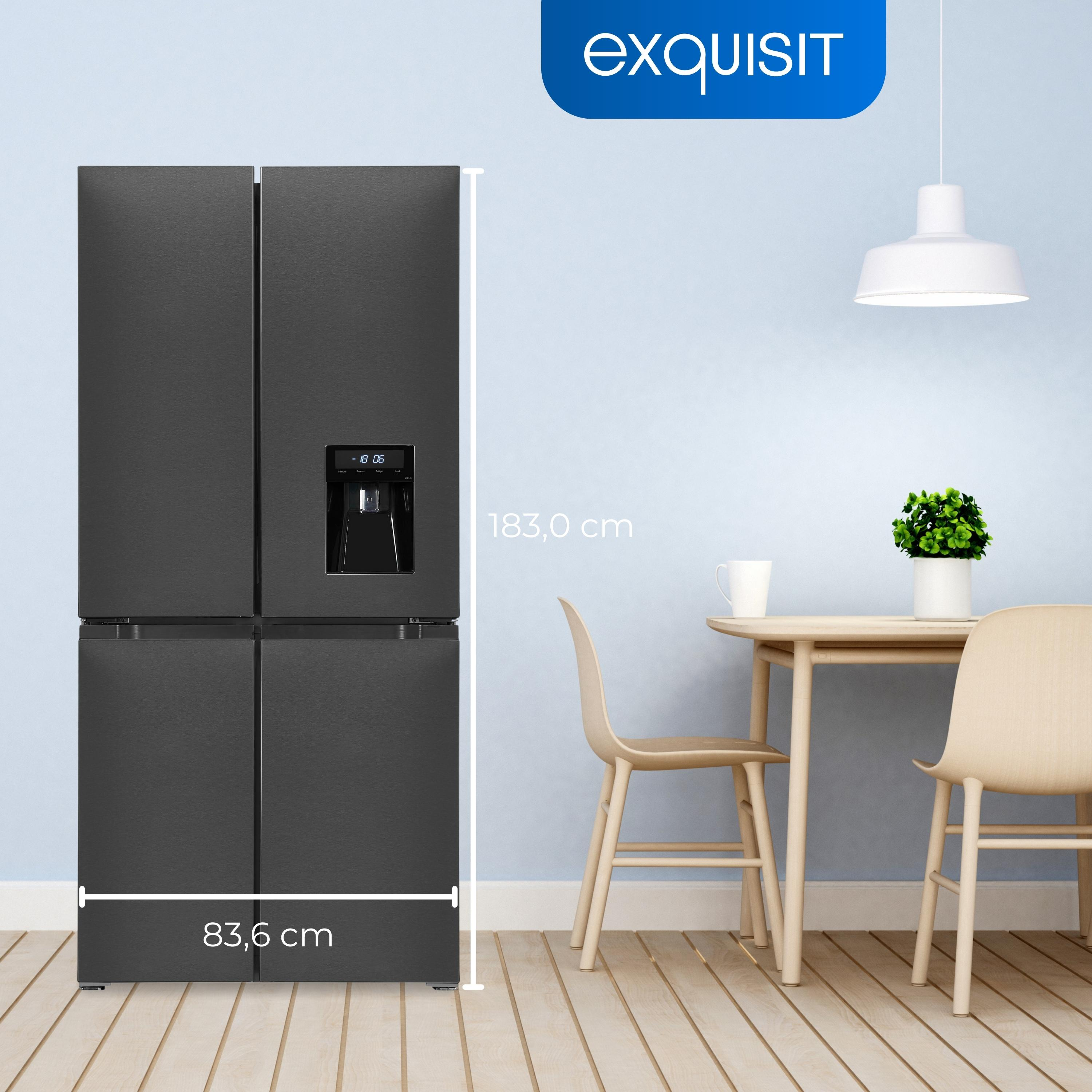 Schwarzer Kühlschrank. Küchenszene mit Tisch, Stühlen und Pflanze.