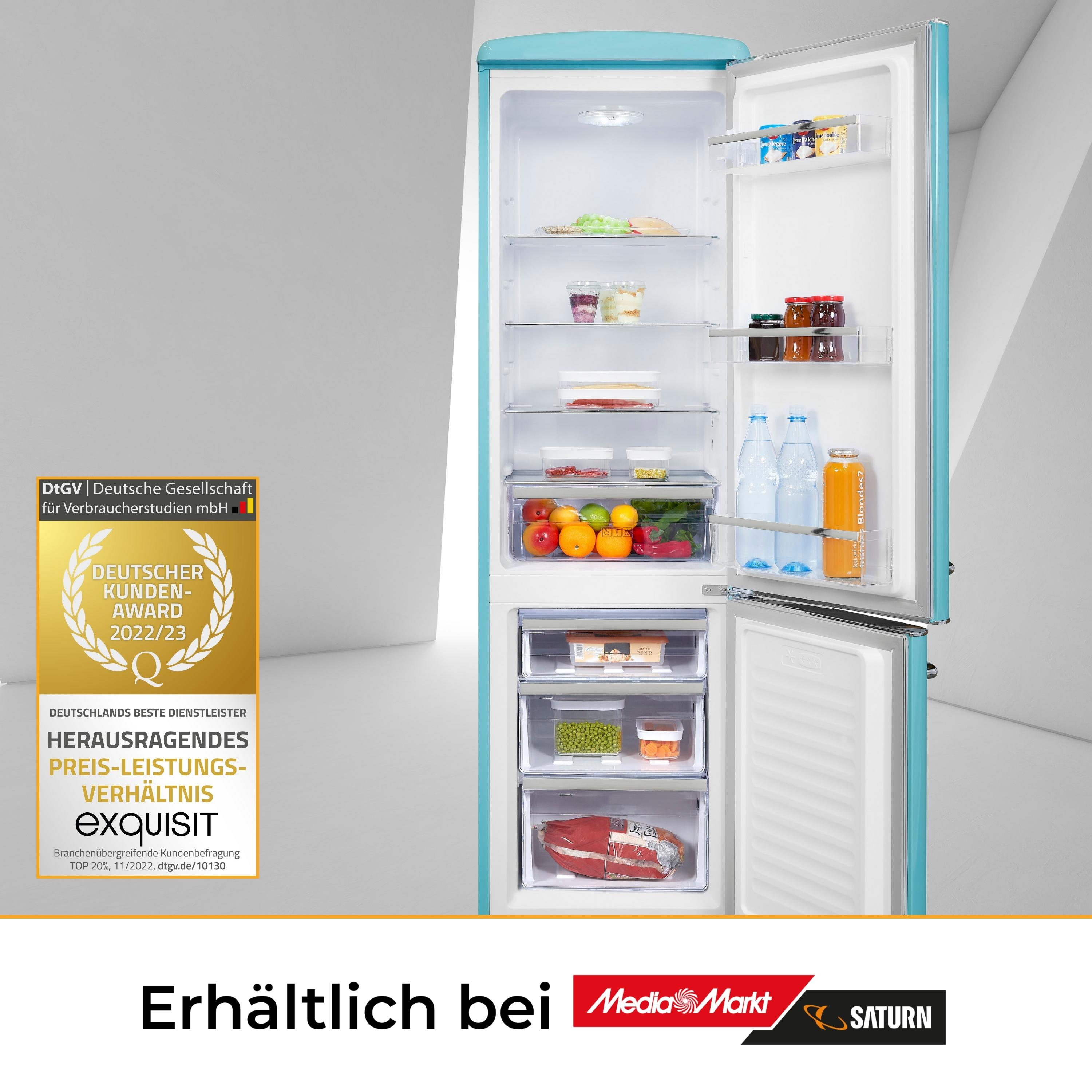Ein blauer Kühlschrank mit offener Tür, gefüllt mit Lebensmitteln. Er befindet sich in einem hellen Raum.