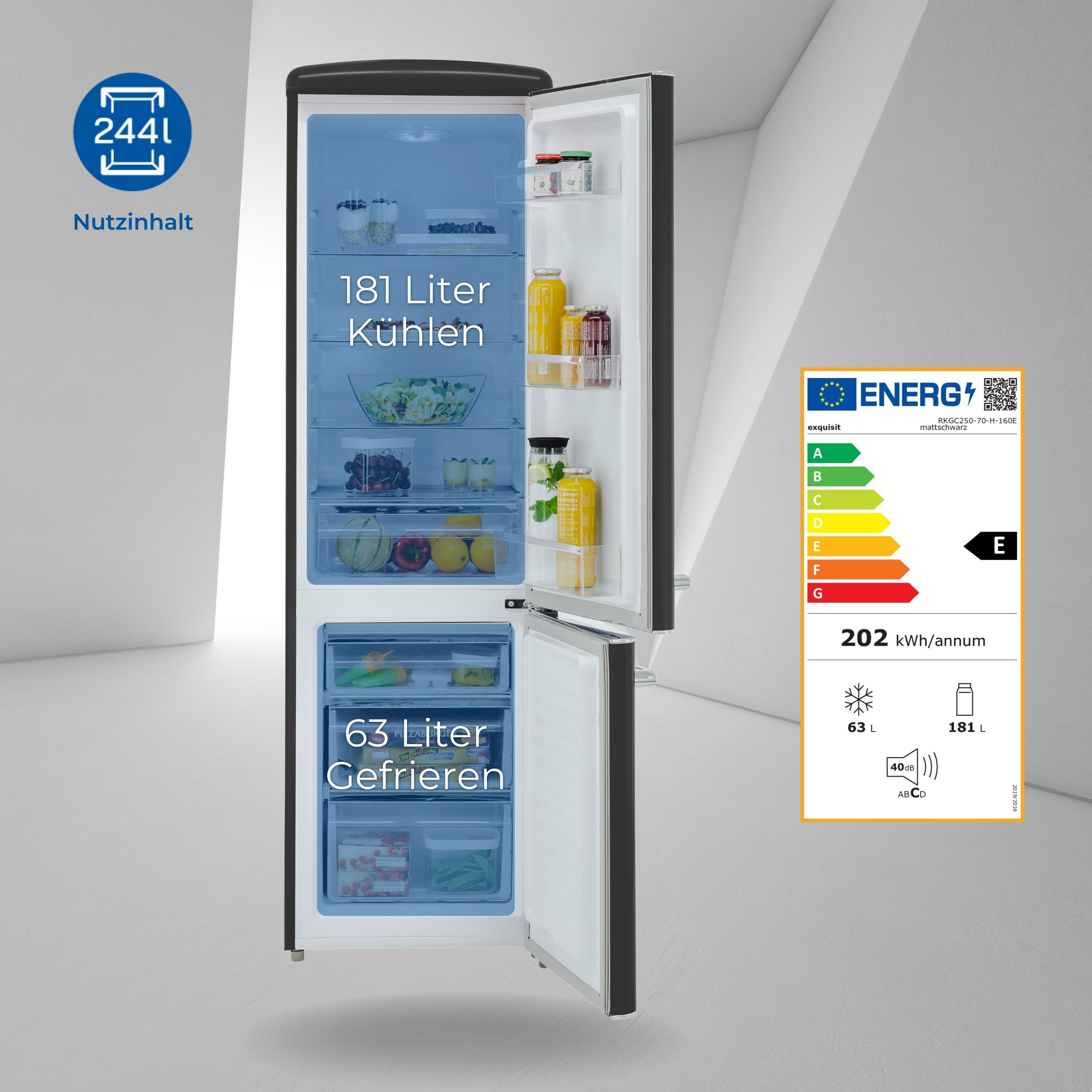 Kühlschrank mit offenen Türen. Zeigt Innenregale, Schubladen und das Energieeffizienzlabel.