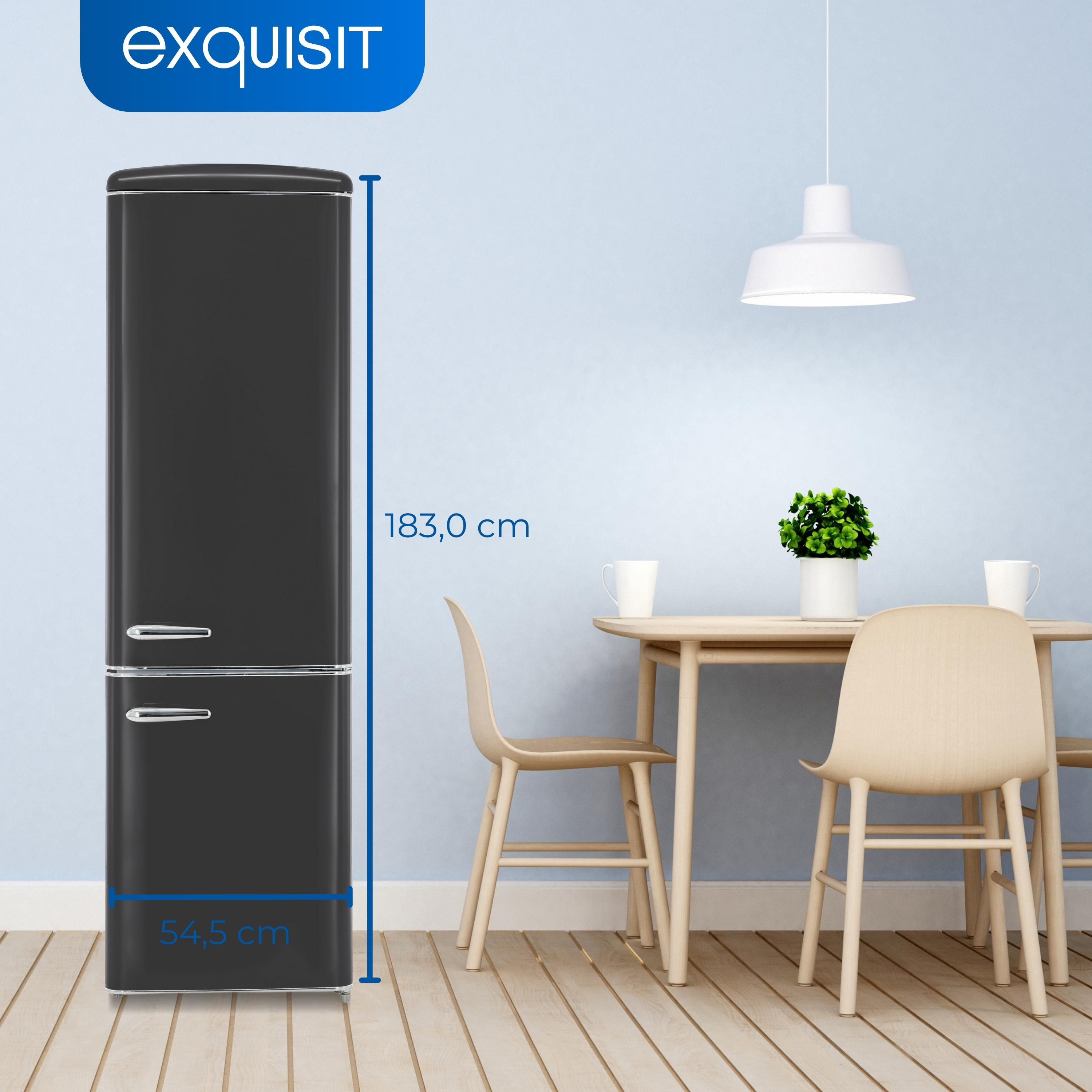 Schwarzer Exquisit Kühlschrank mit Maßen, Raum mit Tisch und Stühlen.