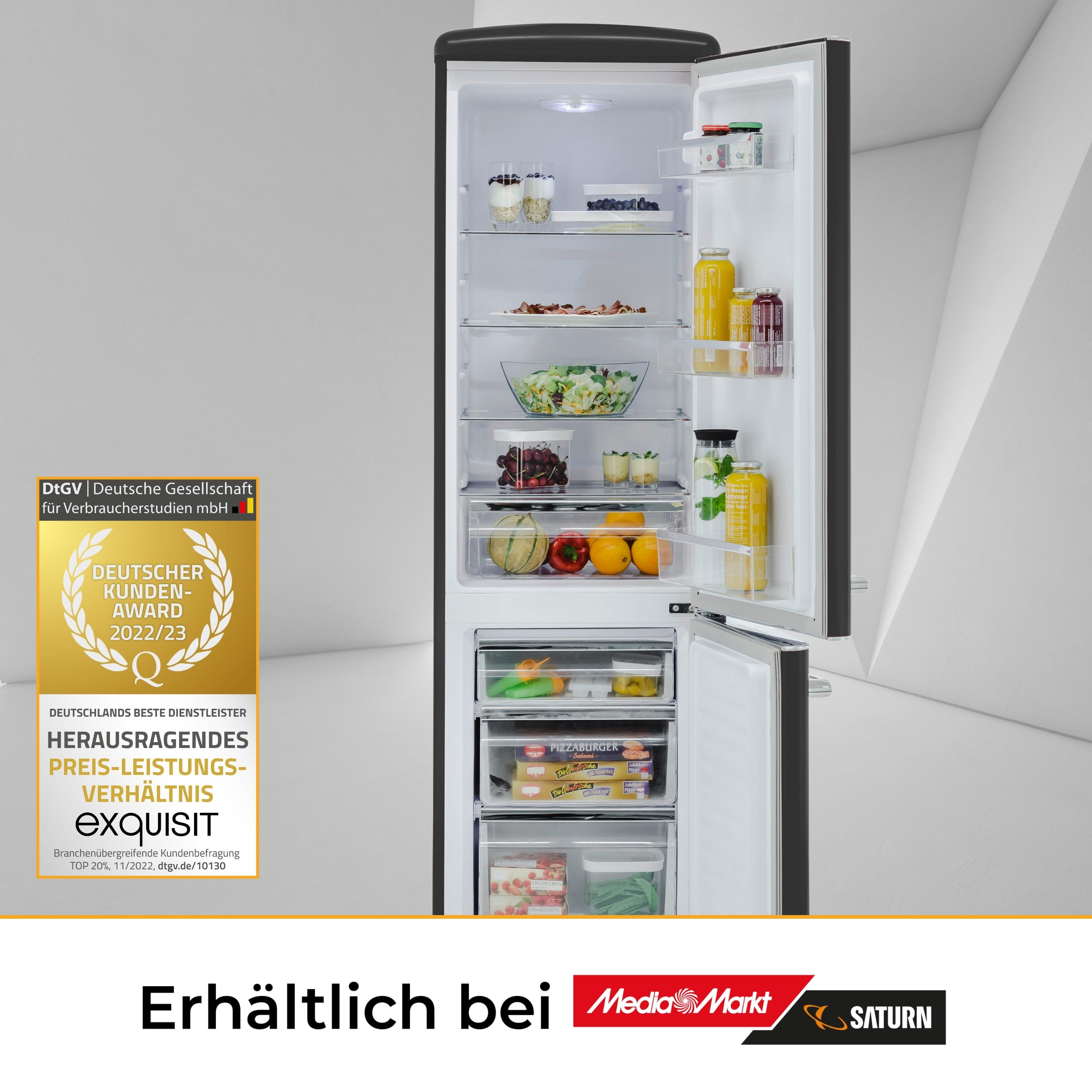 Ein schwarzer Kühlschrank mit geöffneter Tür, gefüllt mit Lebensmitteln. Auszeichnung sichtbar.